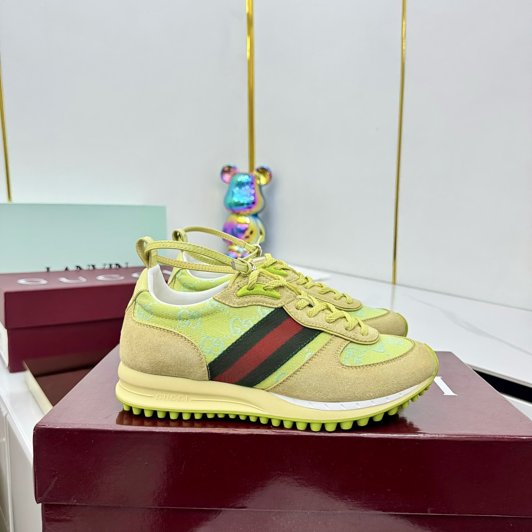 NO:403810,When classic craftsmanship meets lazy and fashionable, these Gucci women's casual shoes are the renewal answer to your wardrobe!  The shoe body is made of soft calfskin and breathable fabric. Every step is as light as a cloud. The Italian craftsmanship cut releases the freedom of both feet, making daily travel a luxurious and comfortable experience. [Details are beautiful, classics never fade] The iconic GG Supreme print on the side of the shoe tells the brand genes in a low-key manner, and the metal horse buckle embellishes the tongue, instantly illuminates the minimalist design; the heel contrasting webbing adds agility layer, and the rubber serrated bottom takes into account the retro texture and modern anti-slip performance. Whether paired with jeans, dresses or wide-leg pants, it can become the finishing touch of the styling - lazy without losing the exquisiteness, hidden sharpness in casualness. 35-40, casual shoes/sports shoes, gucci, sneakers, skirts, jeans, cowhide19860909当经典工艺邂逅慵懒时髦,这双Gucci女士休闲鞋便是你衣橱的焕新答案！采用柔软小牛皮与透气织物打造鞋身,每一步都如云朵般轻盈贴合,意大利匠心剪裁释放双足自由,让日常出行成为一场奢华舒适的体验.【细节至美,经典永不褪色】  鞋侧标志性GG Supreme印花低调诉说品牌基因,金属马衔扣点缀鞋舌,瞬间点亮极简设计；后跟撞色织带增添灵动层次,橡胶锯齿底兼顾复古质感与现代防滑性能.无论搭配牛仔裤、连衣裙还是阔腿裤,它都能成为造型的点睛之笔——慵懒而不失精致,随性中暗藏锋芒.35-40,休闲鞋/运动鞋,gucci,sneakers,skirts,jeans,cowhide,Women's Shoes