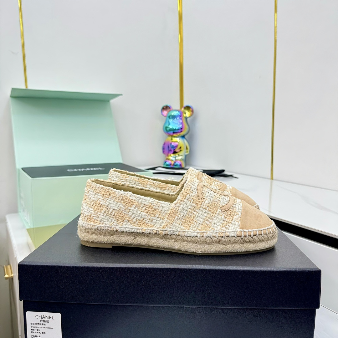 NO:403805,Ordinary version, top version CHAN E*L new color Chanel official website synchronization Fisherman's shoes The counter is developed, genuine craftsmanship, hand-folded edges and sewn, pure hand-sewn mark thread, the double C LOGO in the middle of the shoe is just right, simple and elegant. Denim small fragrant slippers, single shoes/half-wheels!  Fabric imported fabric + double C LOGO inner lining A grade imported sheepskin inner lining super soft cotton sheepskin large sole injection molding, rubber + hemp rope sole original exquisite packaging for packaging counter size 35-40 (34/41/42 can be customized, no return or exchange), fisherman shoes, chanel, chanel, slippers, espadrilles, sheepskin19860909普通版本,顶级版本 CHAN E*L新配色香奈儿官网同步 渔夫鞋 专柜原版开发,正品工艺,手工折边后缝合,纯手工缝马克线,鞋正中的双C LOGO点缀恰到好处,简约大方. 牛仔面小香拖鞋,单鞋/半拖！ 面料进口对版面料+双C LOGO 内里A级进口 绵羊皮内里 垫脚超柔软棉羊皮 大底注塑一体、橡胶+麻绳大底 包装专柜原版精美包装 码数35-40（34/41/42可定做,不退换),渔夫鞋,chanel,chanel,slippers,espadrilles,sheepskin,Women's Shoes