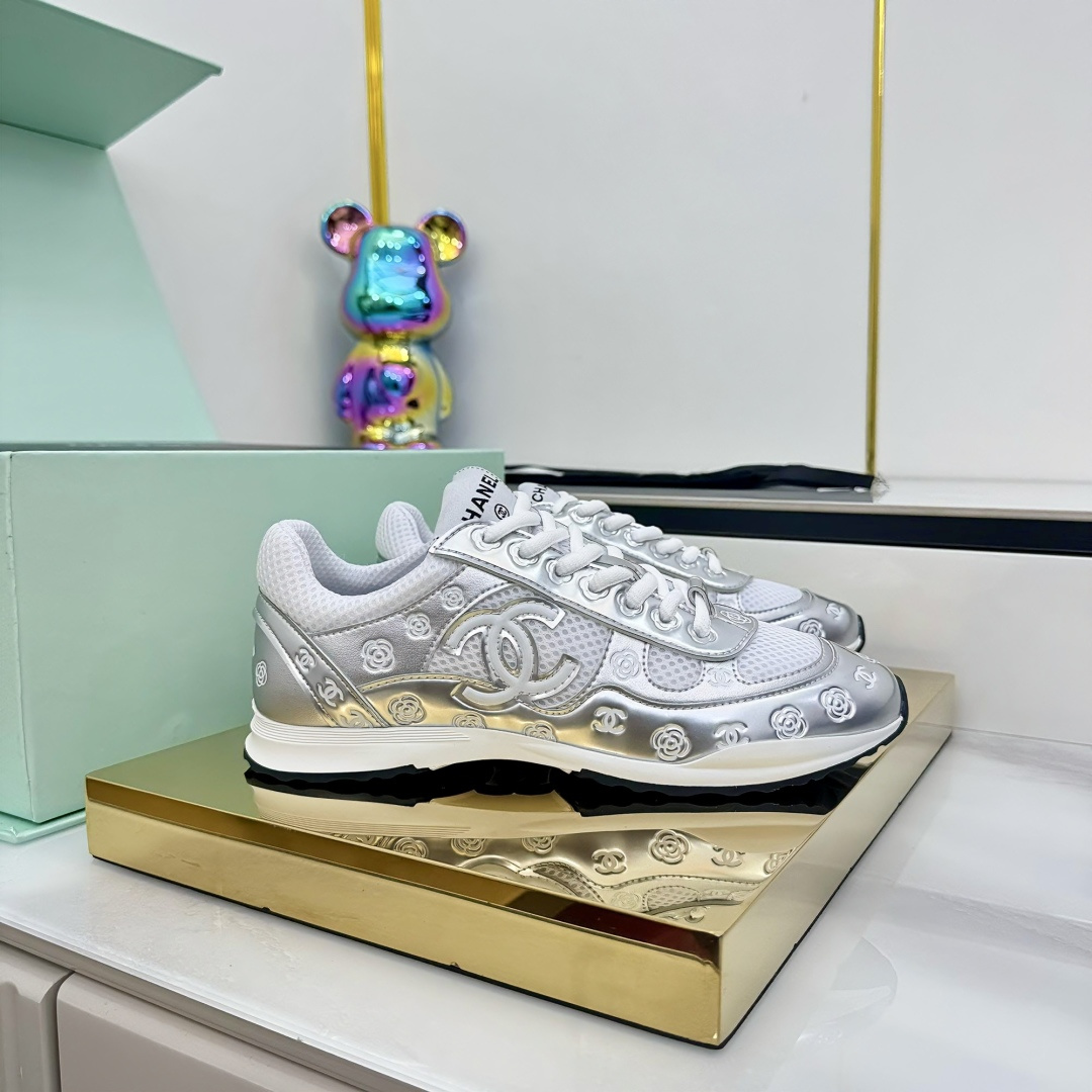 NO:403792,Women and men's couples 35-45. Chanel Chanel Panda Shoes!  Top casual sneakers for counter This classic design; the upper is made of various craftsmanship electric embroidery styles; the sole is fashionable and sporty; it is an extraordinary variety of color matching elements... The diversified mix and match is very beautiful and versatile, casual, fashionable, sports, and outdoors can be taken into account... Go material The upper is made of original imported silk cowhide + original tarp fabric. The inner is made of original sheepli + net. The sole is based on the original TPU combination sole. The counter is made of high-quality packaging for women 35–45, casual shoes/sports shoes, chanel, chanel, sneakers, cowhide19860909女男情侣款35-45. Chanel香奈儿熊猫鞋！专柜顶级休闲款运动鞋 这款经典设计；鞋面多种工艺电绣的风格；大底却时尚运动；不平凡的拥入了多种配色元素…… 多元化混搭非常好看百搭,休闲,时尚,运动,户外都能兼顾…… Go 材料 鞋面采用 原版进口头层丝绸牛皮+原版防水布 内里采用 原版羊里+网 大底根据 原版TPU组合大底 专柜精品包装全套女35–45,休闲鞋/运动鞋,chanel,chanel,sneakers,cowhide,Women's Shoes