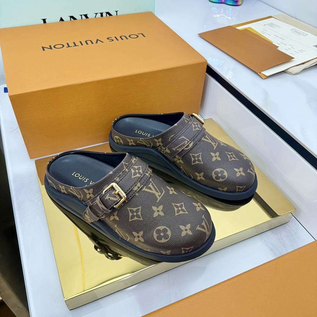 NO:403781,louis vuitton lv 25ss new Birken Slippers, cute, and the foot feel is simply too good. The finishing touch of the side logo is simple and high-end. Heel-exposed design. Wear and walk. Lazy Gospel. Excellent footing effect. Close eyes. Original purchase and development. Upper imported matte leather + presbyopia. Hardware buckle original mold opening. Inner footing sheepskin. Sole original mold opening. High density Tpu outsole. Size number 35-41. Semi-torch, louis vuitton, louis vuitton, slippers, sheepskin19860909louis vuitton lv 25ss新款勃肯拖鞋 可可爱爱、脚感简直不要太好 侧面logo扣点睛之笔 简约又高级 露跟设计 即穿即走 懒人福音 上脚效果极佳 闭眼入 原版购入开发 鞋面进口磨砂皮进+老花超纤 五金扣原版开模 内里垫脚羊皮 鞋底原版开模高密度Tpu大底.码数35-41,半拖,louis vuitton,louis vuitton,slippers,sheepskin,Women's Shoes