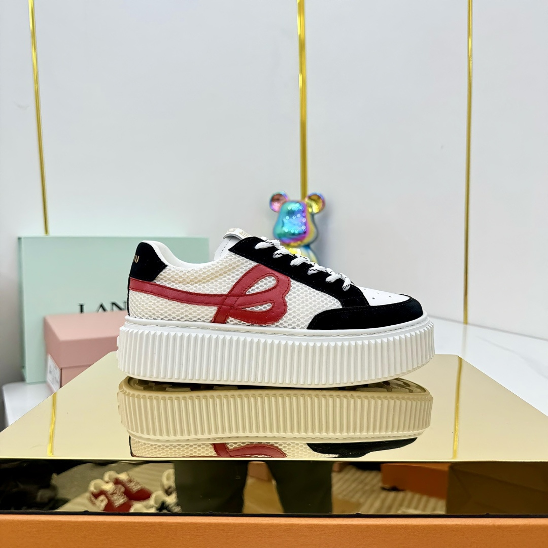 NO:421955,Miumiu 2025 summer new casual white shoes. Miumiu is so girlish this season! This series is really beautiful. The simple design and the old style are really retro! Handmade and used to polish the skin. The leather of the shoe is imported from Italy. The inner foot pads are all cowhide. The original TPU big soles feel very soft! ! Size 35-40 (34, 41 customized, no return or exchange), casual shoes/sports shoes, miumiu, sneakers, cowhide19860909Miumiu 2025夏季新款休闲小白鞋 缪缪这一季也太少女了吧！这款系列真的太好看了 简约的设计搭配做旧的风格真的很复古！手工做旧擦色 整鞋皮料选用进口意大利进口牛皮 內里垫脚均是牛皮 原版TPU大底脚感很柔软！！ 码数35-40(34,41定做,不退换),休闲鞋/运动鞋,miumiu,sneakers,cowhide,Women's Shoes