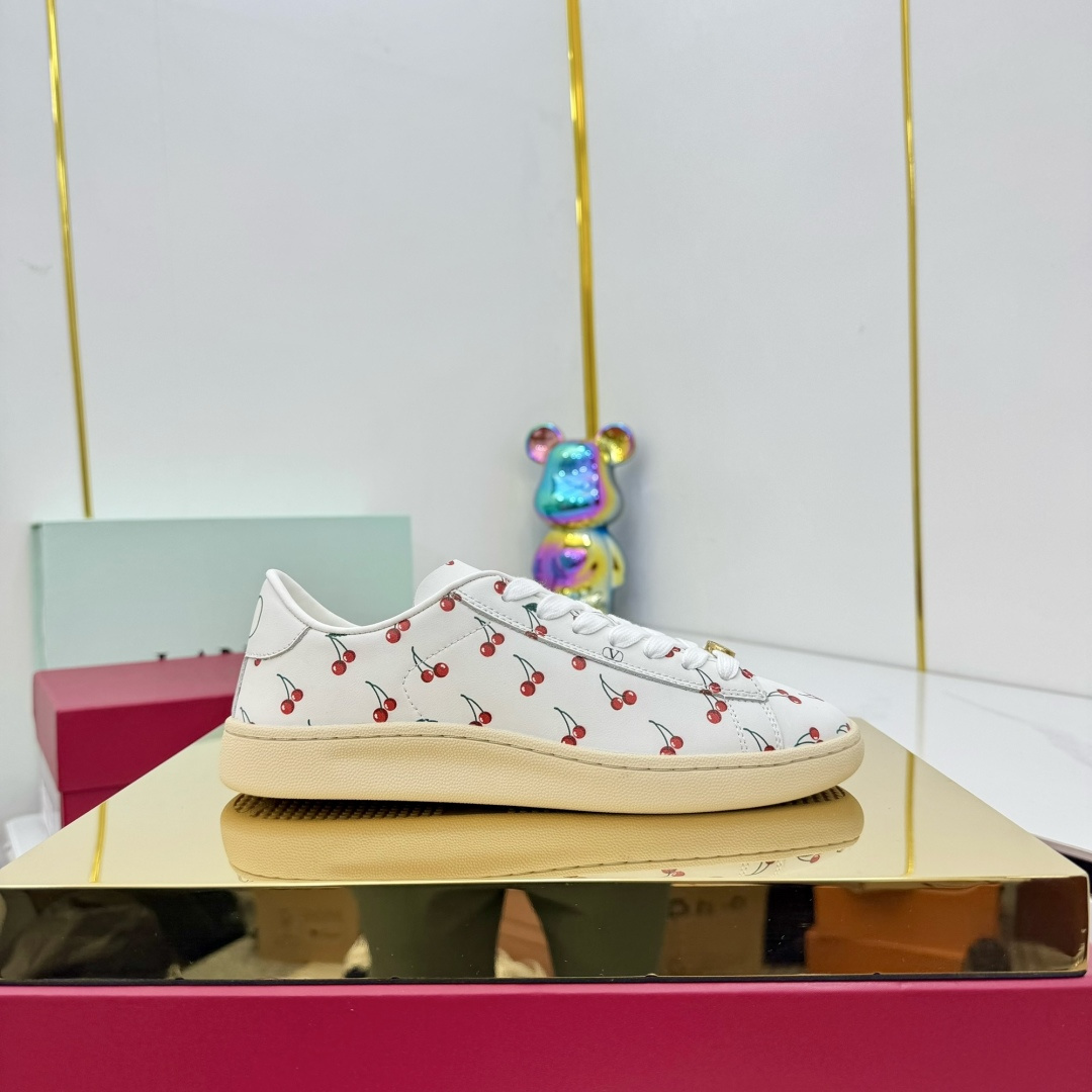 NO:421896,Couple model Top version Valentino 24/UPVILLAGE Couple casual sports shoes and training shoes Professional high-end, perfect reproduction, first-class quality, all made of original 1:1 materials, exclusive mold opening!  Full set of high-end packaging for counters Fabric: High mercerized beef shavings, large sole: TPU material, large sole size: 35-41, male, 38-45 (female, 40.41, male, 38.45 customization) All details are 1:1 mold opening customization, strive to be flawless!  , casual shoes/sports shoes, valentino, valentino, sneakers19860909情侣款 顶级版本 Valentino华伦天奴 24/UPVILLAGE 情侣休闲运动鞋德训鞋 专业高端,完美复刻,品质一流,全部采用原版1:1材料制作,独家开模！ 全套专柜高端包装 面料:高丝光牛猄 大底:TPU材质大底 size:女35-41男38-45（女40.41男38.45定） 所有细节1:1开模定制,力求完美无瑕！,休闲鞋/运动鞋,valentino,valentino,sneakers,Women's Shoes