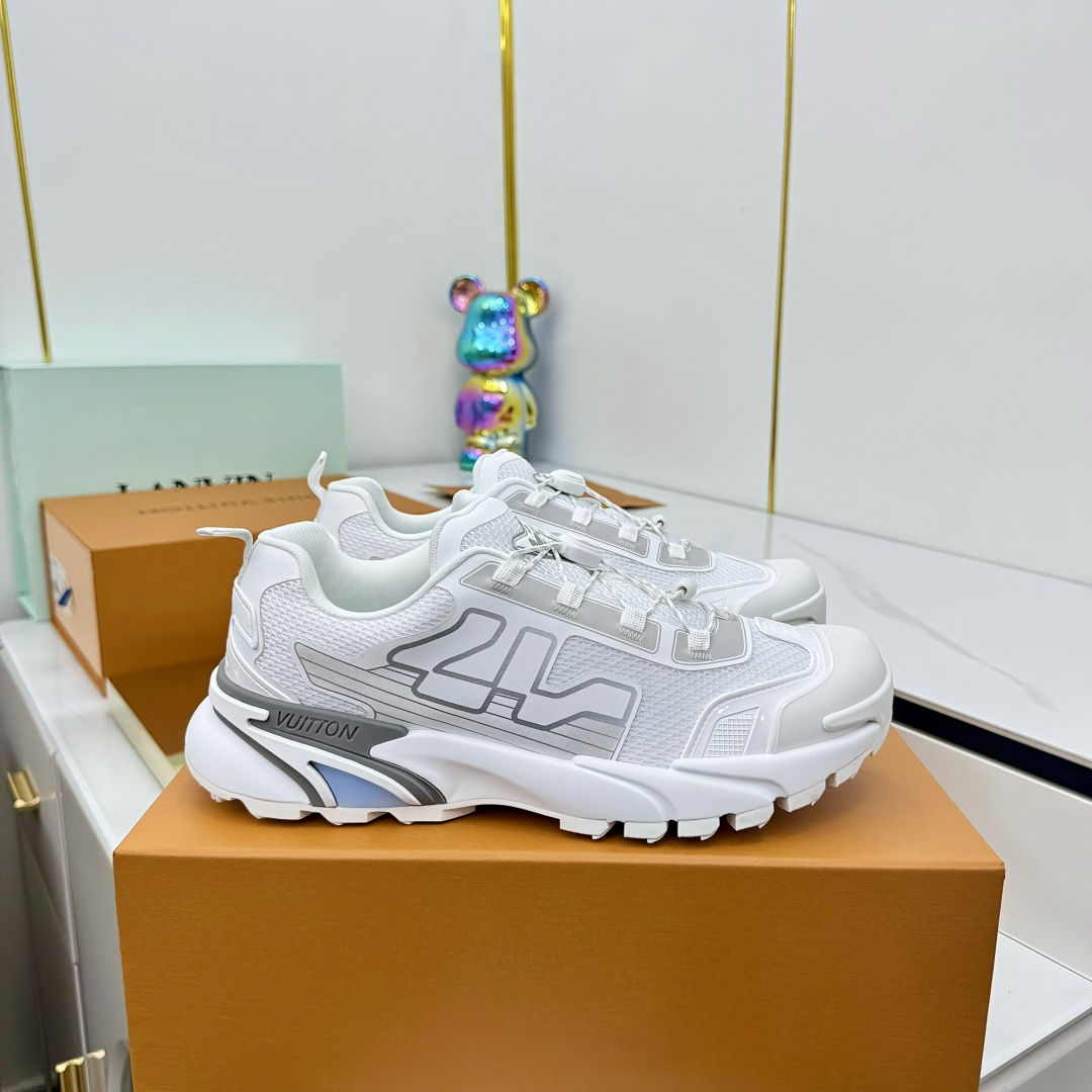 NO:421883,LV Louis Vuitton L family runner Tatic series thick sole casual sneakers running shoes original purchase and development Made this model LV Runner Tatic sports shoes combine technology materials such as mesh fabric and straps to interpret the inspiration of traditional hiking shoes. LV letters are written on one side, with lasso buckles embellished with fast lace-up system Monogram Flowers and Louis Vuitton logos, light and wear-resistant rubber outsole perfect overall delivery counter exquisite packaging Fabric: original imported customized technology fabric + mesh surface Inner original customized breathable mesh Sole original open mold-proof rubber combination material Sole thickness 4CM Size: men's 39-45, casual shoes/sports shoes, louis vuitton, louis vuitton, louis vuitton, louis vuitton, louis vuitton, louis vuitton, louis vuitton, louis vuitton, louis  vuitton,sneakers19860909LV路易威登 L家驴牌Runner Tatic系列 厚底 休闲 运动鞋 跑鞋 原版购入开发 做货 本款 LV Runner Tatic 运动鞋融合网格面料和饰带等科技材质,演绎传统登山鞋的灵感启发.LV 字母抒写于一侧,快速系带系统的套索扣点缀 Monogram 花卉和路易威登标识,轻盈耐磨的橡胶外底完善整体 配送专柜精美包装 面料:原版进口定制科技面料+网面 内里原版定制透气网里 鞋底原版开模防滑橡胶组合材质 底厚4CM Size:男款39-45,休闲鞋/运动鞋,louis vuitton,louis vuitton,louis vuitton,louis vuitton,sneakers,Women's Shoes