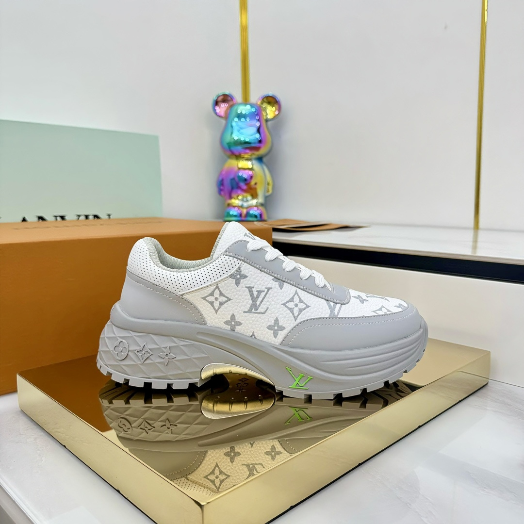 NO:421875,Couple models 35-45!  !  The new model is on the shelves. The trend of the latest couples in the 2025 early spring show. This series designed since the arrival of Vifgil has been favored by many fans every quarter. The geometric rubber outsole points out the newness of the season, the side brand logo decoration, the details are full of exquisiteness, the original model opening ultra-light rubber large sole feels comfortable, the thick bottom increases by 5 cm, full of aura!  The top version of the original development. Men's model 39-45, women's model 35-40., casual shoes/sports shoes, louis vuitton, louis vuitton, sneakers19860909情侣款35-45！！ 新款上架 路易威登LV discovery最新情侣款2025早春秀场的潮流风向,自Vifgil到来之后而设计的这一系列 每一季度都深受众多粉丝的青睐,几何橡胶外底点明当季新意,侧面品牌logo装饰,细节精致度拉满,原版开模超轻质橡胶大底脚感舒适,厚底增高5公分,气场十足！原版开发顶级版本. 男款39-45,女款35-40.,休闲鞋/运动鞋,louis vuitton,louis vuitton,sneakers,Women's Shoes