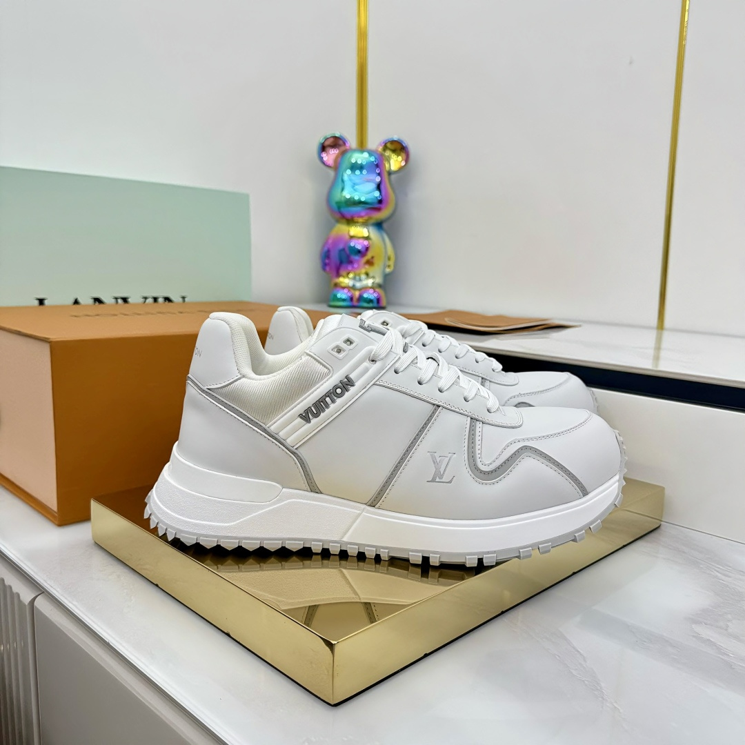 NO:421865,Donkey brand fat shoes!  !  !  LV Louis Vuitton L family runner Tatic series thick sole casual sneakers running shoes original purchase and development Made this model LV Runner Tatic sports shoes combine mesh fabrics and straps to interpret the inspiration of traditional hiking shoes. LV letters are written on one side, with lasso buckles embellished with fast lace-up system Monogram Flowers and Louis Vuitton logos, light and wear-resistant rubber outsole perfect overall delivery counter exquisite packaging Fabric: original imported custom technology fabric + mesh surface Inner original customized breathable mesh Sole original open mold anti-slip rubber combination material Sole thickness 4CM Size: 35-45, casual shoes/sports shoes, louis vuitton, louis vuitton, louis vuitton, louis vuitton, louis vuitton, louis vuitton, louis vuitton, louis vuitton, louis  vuitton,sneakers19860909驴牌胖丁鞋！！！ LV路易威登 L家驴牌Runner Tatic系列 厚底 休闲 运动鞋 跑鞋 原版购入开发 做货 本款 LV Runner Tatic 运动鞋融合网格面料和饰带等科技材质,演绎传统登山鞋的灵感启发.LV 字母抒写于一侧,快速系带系统的套索扣点缀 Monogram 花卉和路易威登标识,轻盈耐磨的橡胶外底完善整体 配送专柜精美包装 面料:原版进口定制科技面料+网面 内里原版定制透气网里 鞋底原版开模防滑橡胶组合材质 底厚4CM Size:35-45,休闲鞋/运动鞋,louis vuitton,louis vuitton,louis vuitton,louis vuitton,sneakers,Women's Shoes