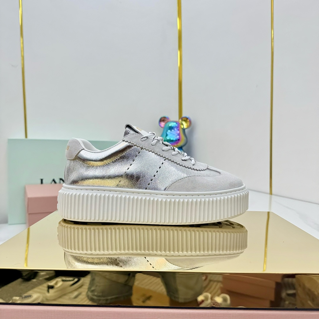 NO:421854,Miumiu 2025 summer new casual white shoes. Miumiu is so girlish this season! This series is really beautiful. The simple design and the old style are really retro! Handmade and used to polish the skin. The leather of the shoe is imported from Italy. The inner foot pads are all cowhide. The original TPU big soles feel very soft! ! Size 35-40 (34, 41 customized, no return or exchange), casual shoes/sports shoes, miumiu, sneakers, cowhide19860909Miumiu 2025夏季新款休闲小白鞋 缪缪这一季也太少女了吧！这款系列真的太好看了 简约的设计搭配做旧的风格真的很复古！手工做旧擦色 整鞋皮料选用进口意大利进口牛皮 內里垫脚均是牛皮 原版TPU大底脚感很柔软！！ 码数35-40(34,41定做,不退换),休闲鞋/运动鞋,miumiu,sneakers,cowhide,Women's Shoes