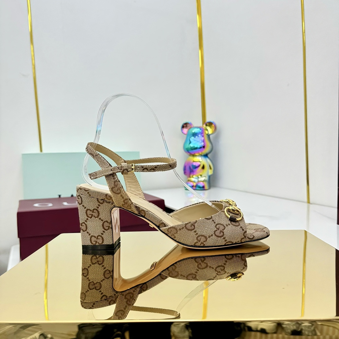 NO:446162,Gucci horse buckle thick heel fish mouth sandals This lace-up sandals embellish the low-key and restrained brand details inject the brand identity charm into the entire design. The classic horse buckle is brightly embellished on various women's shoes, highlighting the origin of the brand design. This accessory is made of leather ingenuity and embellished with gold tones, showing the ingenuity of design. Upper sheepskin inner sheepskin heel height 6.5cm outsole leather outsole size 35-41 (40.41. Custom made non-return and exchange), high heels sandals, gucci, sandals, high heels, sheepskin, Leather soles19860909Gucci马衔扣粗跟鱼嘴凉鞋 这款后系带凉鞋缀饰低调内敛的品牌细节,为整个设计注入品牌标识魅力.经典马衔扣亮眼点缀于各式女士鞋履之上,彰显品牌设计本源.这款配饰以皮革匠心打造,缀饰金色调配件,尽显设计匠心. 鞋面羊皮 内里羊皮 跟高6.5cm 大底真皮大底 码数35一41（40.41.定做不退换）,高跟鞋凉鞋,gucci,sandals,high heels,sheepskin,Leather soles,Women's Shoes