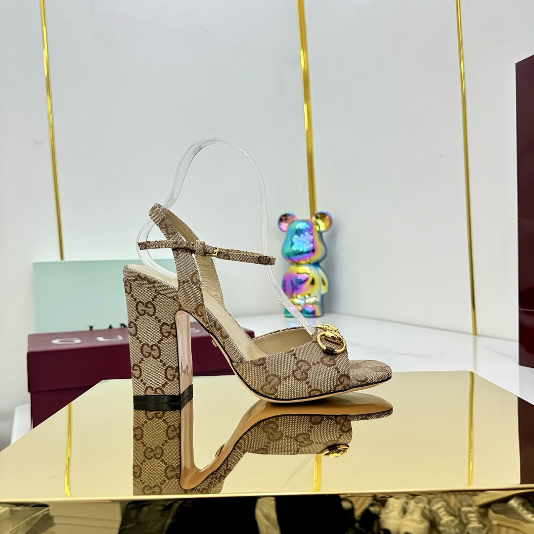 NO:446167,Gucci horse buckle thick heel fish mouth sandals This rear lace-up sandals are decorated with low-key and restrained brand details, injecting brand identity charm into the entire design. The classic horse buckle is brightly embellished on various women's shoes, highlighting the origin of brand design. This accessory is made of leather ingenuity and embellished with gold tones, showing the ingenuity of design. Upper sheepskin inner sheepskin heel height 9.5cm outsole leather outsole size 35-41 (40.41. Custom made non-return and exchange), high heels sandals, gucci, sandals, high heels, sheepskin, Leather soles19860909Gucci马衔扣粗跟鱼嘴凉鞋 这款后系带凉鞋缀饰低调内敛的品牌细节,为整个设计注入品牌标识魅力.经典马衔扣亮眼点缀于各式女士鞋履之上,彰显品牌设计本源.这款配饰以皮革匠心打造,缀饰金色调配件,尽显设计匠心. 鞋面羊皮 内里羊皮 跟高9.5cm 大底真皮大底 码数35一41（40.41.定做不退换）,高跟鞋凉鞋,gucci,sandals,high heels,sheepskin,Leather soles,Women's Shoes