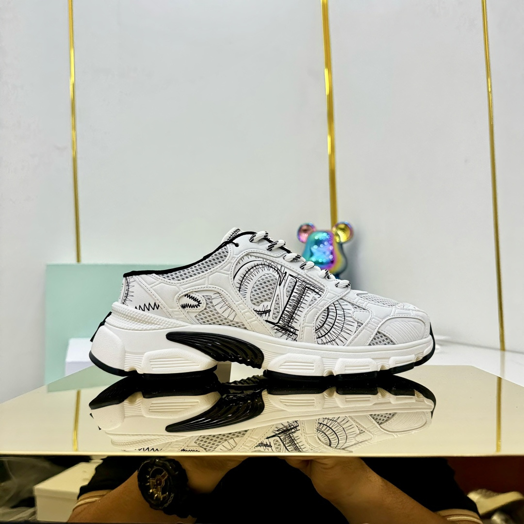 NO:406969,DIOR CHRONO DIO dad shoes, high-version. Original development of new TPU film, ultra-light and extremely soft combination sole. Sports style...sports shoes... dad shoes...shees are super beautiful and amazing. Celebrities and internet celebrities from all walks of life are putting on them. The dazzling logo is classic and versatile for all seasons. The painting style sneakers that you can fall in love with at a glance; the mix of leather and mesh painting art materials. The CD logo outlined by the thin lines on the side is unique. The details are full... The quality is completely consistent with the counter. The configuration of the original packaging of the counter. SIZE35-41, dad shoes semi-travel, dior, dior, sneakers19860909DIOR CHRONO 迪奥老爹鞋 高版本. 原版开发全新TPU吸膜超轻极软组合大底. 运动风格…运动鞋..老爹鞋.. 上脚超美超赞..各路明星网红纷纷上脚..耀眼logo经典百搭四季皆宜..一眼就能爱上的绘画风格运动鞋；皮革与网面绘画艺术材质的混搭.侧面细线勾勒的CD logo别出心栽..细节满满… 品质完全与专柜一致..配置专柜原版包装. SIZE35-41,老爹鞋半拖,dior,dior,sneakers,Women's Shoes