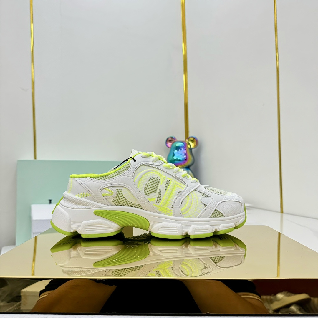 NO:406973,DIOR CHRONO DIO dad shoes, high-version. Original development of new TPU film, ultra-light and extremely soft combination sole. Sports style...sports shoes... dad shoes...shees are super beautiful and amazing. Celebrities and internet celebrities from all walks of life are putting on them. The dazzling logo is classic and versatile for all seasons. The painting style sneakers that you can fall in love with at a glance; the mix of leather and mesh painting art materials. The CD logo outlined by the thin lines on the side is unique. The details are full... The quality is completely consistent with the counter. The configuration of the original packaging of the counter. SIZE35-41, dad shoes semi-travel, dior, dior, sneakers19860909DIOR CHRONO 迪奥老爹鞋 高版本. 原版开发全新TPU吸膜超轻极软组合大底. 运动风格…运动鞋..老爹鞋.. 上脚超美超赞..各路明星网红纷纷上脚..耀眼logo经典百搭四季皆宜..一眼就能爱上的绘画风格运动鞋；皮革与网面绘画艺术材质的混搭.侧面细线勾勒的CD logo别出心栽..细节满满… 品质完全与专柜一致..配置专柜原版包装. SIZE35-41,老爹鞋半拖,dior,dior,sneakers,Women's Shoes