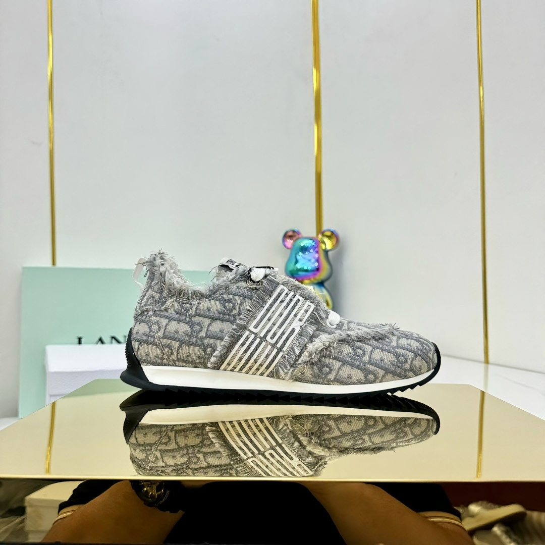 NO:407294,DIOR CHRONO DIO dad shoes, high-version. Original development of new TU absorbent film, ultra-light and extremely soft combination sole. Sports style...sports shoes... dad shoes...shees are super beautiful and amazing. Celebrities and internet celebrities from all walks of life are putting on them. The dazzling logo is classic and versatile for all seasons. The painting style sneakers that you can fall in love with at a glance; the mix of leather and mesh painting art materials. The CD logo outlined by the thin lines on the side is unique. The details are full of details... The quality is exactly the same as the counter. The configuration of the original packaging of the counter. SIZE35-41, dad shoes, dior, dior, sneakers19860909DIOR CHRONO 迪奥老爹鞋 高版本. 原版开发全新TU吸膜超轻极软组合大底. 运动风格…运动鞋..老爹鞋.. 上脚超美超赞..各路明星网红纷纷上脚..耀眼logo经典百搭四季皆宜..一眼就能爱上的绘画风格运动鞋；皮革与网面绘画艺术材质的混搭.侧面细线勾勒的CD logo别出心栽..细节满满… 品质完全与专柜一致..配置专柜原版包装. SIZE35-41,老爹鞋,dior,dior,sneakers,Women's Shoes