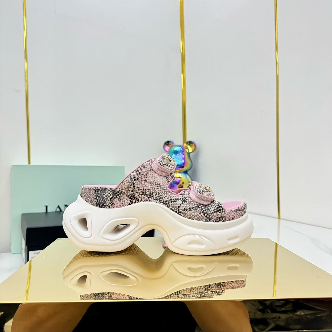 NO:414836,Top version... Chanel | Chanel Xiaoxiang Velcro Beach Slippers Slippers Casual Beach Shoes 25ss New Spring and Summer Style!  Beach shoes are booming on the entire network!  The latest model of the counter, I still want to buy it with my feet. Popular and popular products must be ranked. All four seasons of matching are invincible. Various bloggers and internet celebrity styles are all visible. Super recommended. Pearl sheepskin upper, inner sheepskin, footbed suede original mold opening TPU sole size35-40 (customized by 40, 41) Full set of original packaging, slippers, sandals, chanel, chanel, sandals, slippers, sheepskin19860909顶级版本…… Chanel｜香奈儿小香魔术贴沙滩拖鞋 拖鞋休闲沙滩鞋 25ss 春夏新款！沙滩鞋全网爆爆爆！专柜最新款,上脚依然让我心甘情愿剁手入,人气爆款必须得有它排名,四季搭配都无敌了,各种博主、网红范搭配尽显眼前,超级推荐 鞋面珠光羊皮面 内里羊皮,垫脚绒面革 原版开模TPU大底 size35-40（40、41定制） 全套原版包装,拖鞋凉鞋,chanel,chanel,sandals,slippers,sheepskin,Women's Shoes