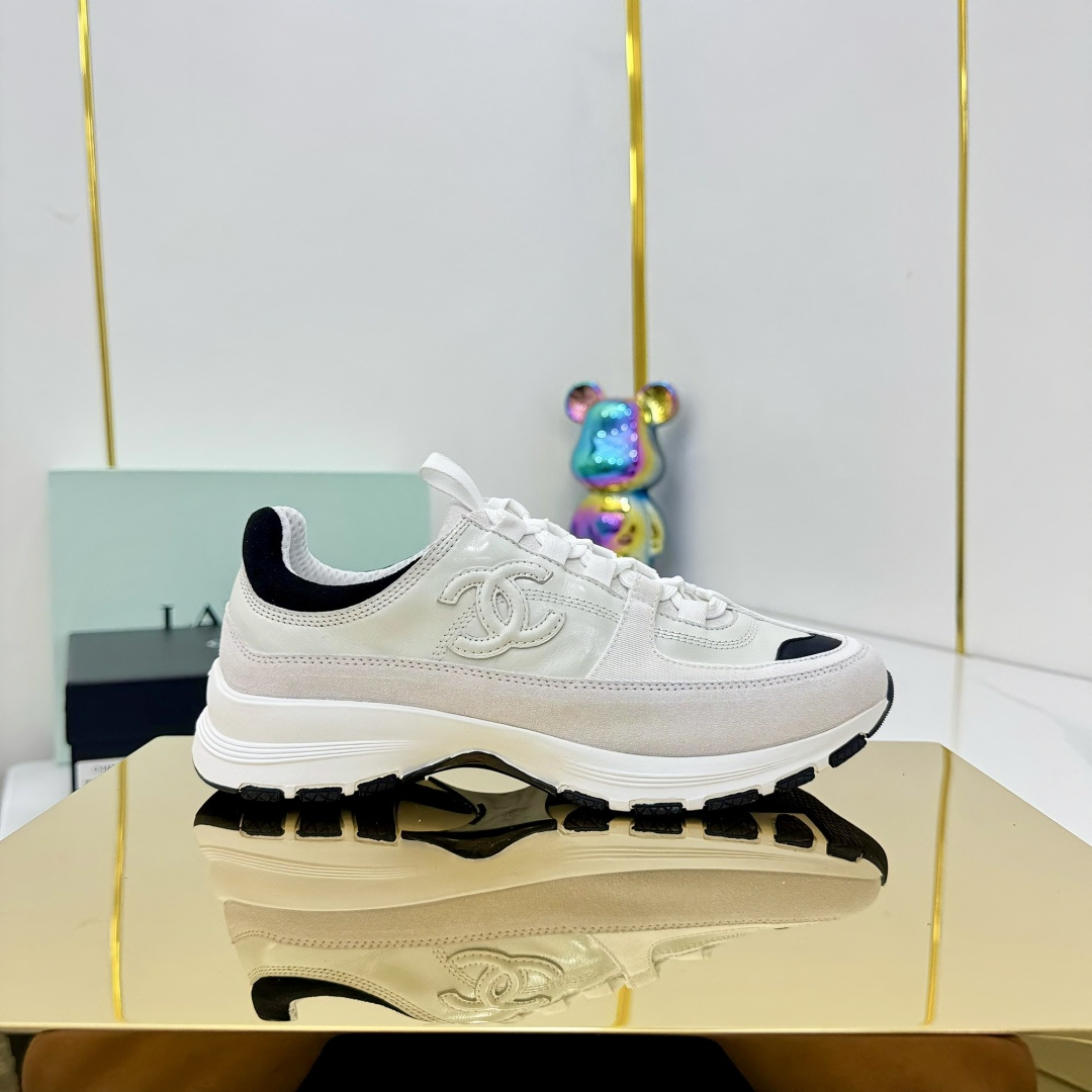 NO:422691,High quality!  !  !  CHANEL 25A's latest thick-soled casual sneakers. The counter is synchronized. The counter is very popular. A very difficult-to-buy shoe. The most popular thick-soled casual sneakers on the entire network. You can imagine that Xiaoxiangguan cannot miss it. The coexistence of appearance and comfort. Simple and versatile. The thick-soled height is super versatile. Whoever wears it in the eyes is good. The upper is cowhide. The inner breathable mesh and bris. The original outsolar of TPU. Size: 35-41, dad shoes, chanel, chanel, sneakers, cowhide19860909高品质！！！ CHANEL香奈儿25A最新款厚底休闲运动鞋 专柜同步 专柜非常火爆 非常难买的一款鞋 全网最火的厚底休闲鞋 可想而知小香控不可错过的 颜值与舒适并存的 简约百搭 厚底增高超级百搭,闭眼入谁穿谁好看 鞋面牛皮拼接 内里透气网布里 大底TPU原版大底 码数:35-41,老爹鞋,chanel,chanel,sneakers,cowhide,Women's Shoes