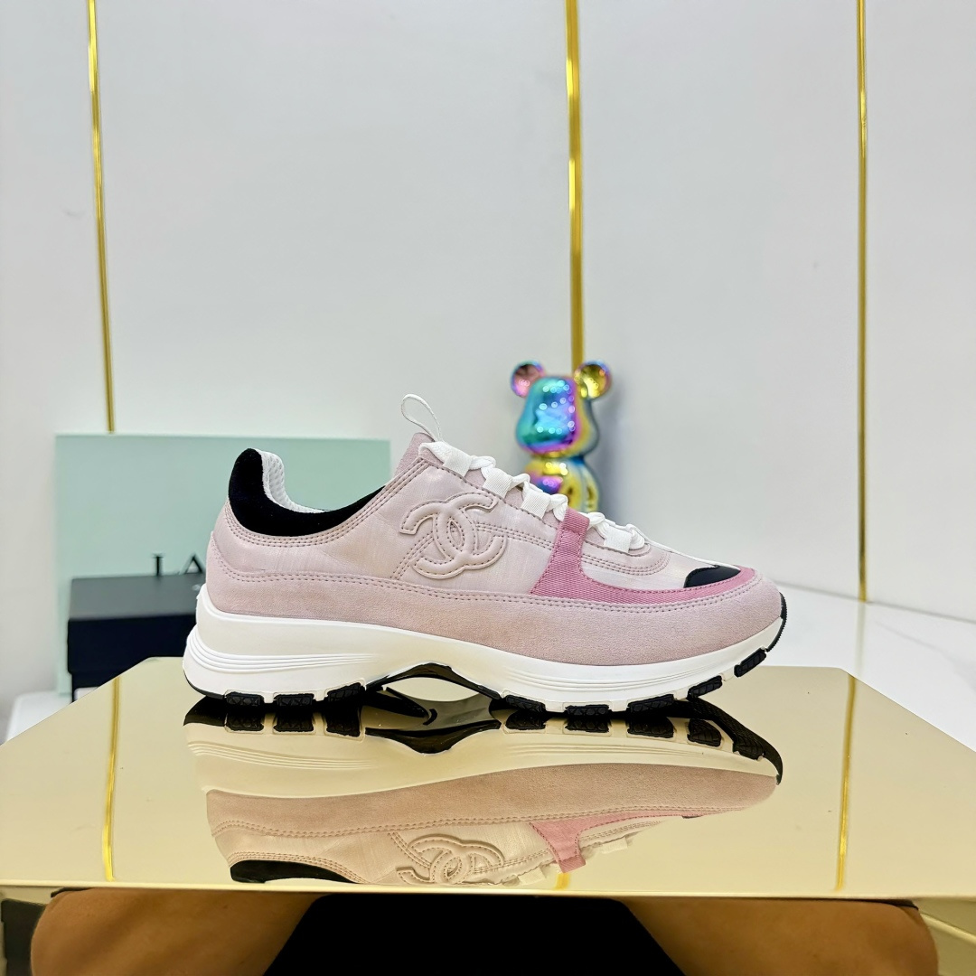 NO:422680,High quality!  !  !  CHANEL 25A's latest thick-soled casual sneakers. The counter is synchronized. The counter is very popular. A very difficult-to-buy shoe. The most popular thick-soled casual sneakers on the entire network. You can imagine that Xiaoxiangguan cannot miss it. The coexistence of appearance and comfort. Simple and versatile. The thick-soled height is super versatile. Whoever wears it in the eyes is good. The upper is cowhide. The inner breathable mesh and bris. The original outsolar of TPU. Size: 35-41, dad shoes, chanel, chanel, sneakers, cowhide19860909高品质！！！ CHANEL香奈儿25A最新款厚底休闲运动鞋 专柜同步 专柜非常火爆 非常难买的一款鞋 全网最火的厚底休闲鞋 可想而知小香控不可错过的 颜值与舒适并存的 简约百搭 厚底增高超级百搭,闭眼入谁穿谁好看 鞋面牛皮拼接 内里透气网布里 大底TPU原版大底 码数:35-41,老爹鞋,chanel,chanel,sneakers,cowhide,Women's Shoes