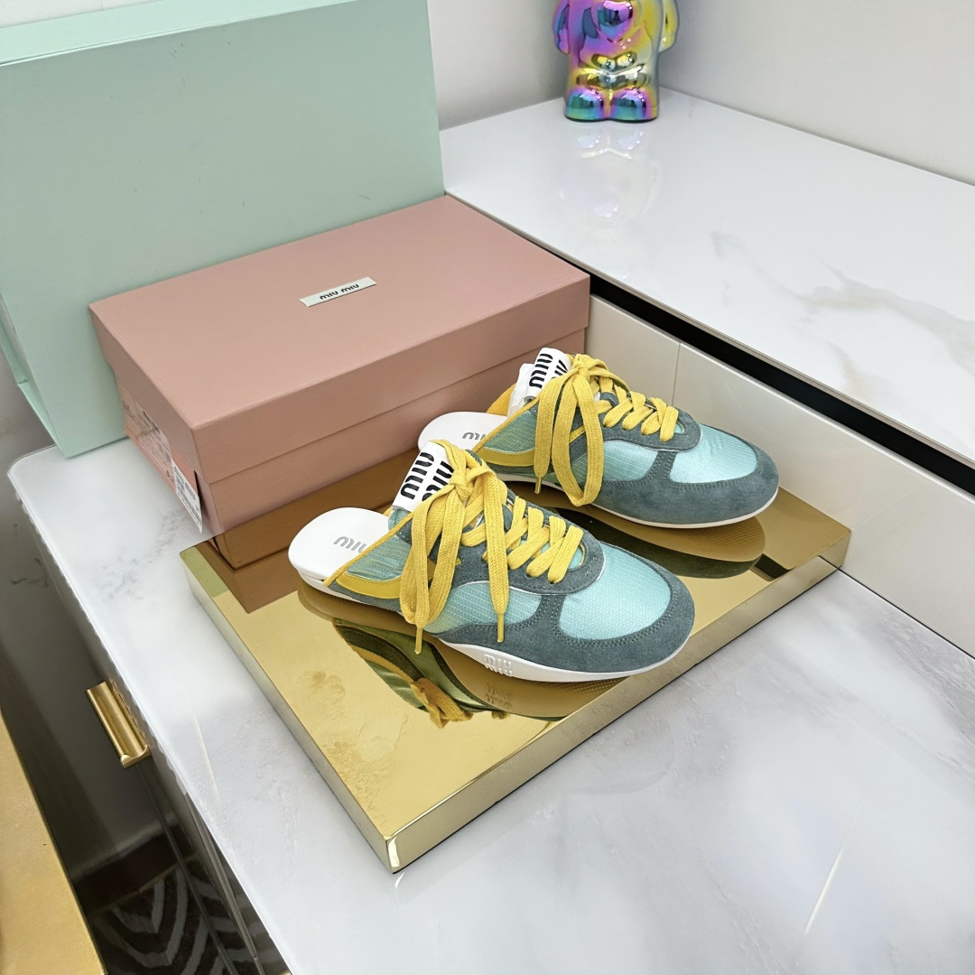NO:415030,Miumiu2025ss new dirty shoes, lace-up old casual shoes, small white shoes~Top version, this year's main model, retro and fashionable, simple and high-end, casually matched, very comfortable to wear, must-have for the year!  Imported reverse velvet cowhide + breathable mesh fabric inner lining original breathable fabric outsole original outsole size 35-40, semi-torque, miumiu, cowhide19860909缪缪miumiu2025ss新款脏脏鞋系带做旧休闲鞋小白鞋～顶级版本 今年主推款 复古做旧时尚 简约高级 随意搭配 上脚非常舒适,年度必入款！ 鞋面进口反绒牛皮+透气网布 内里原版透气布料 大底原版大底 码数35-40,半拖,miumiu,cowhide,Women's Shoes