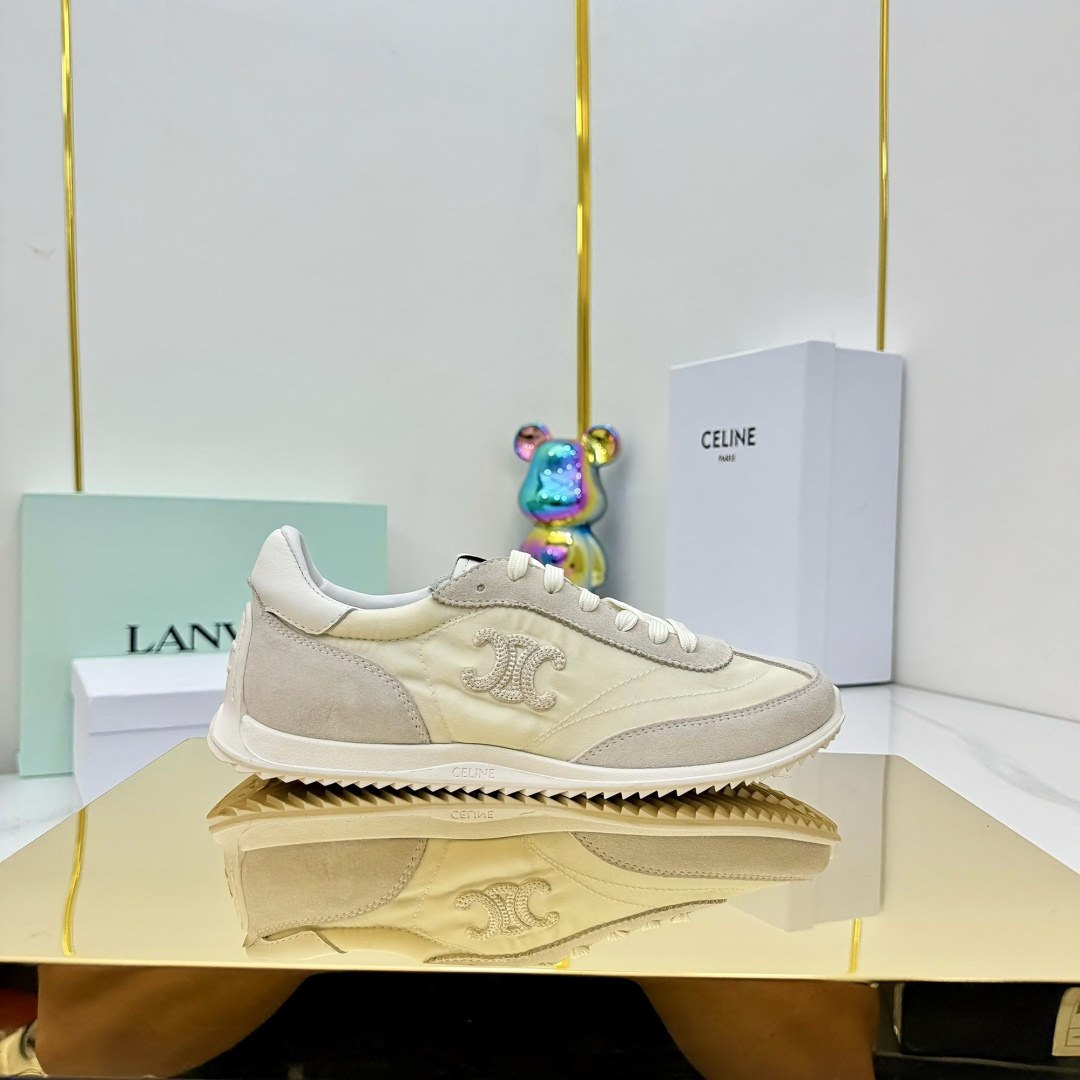 NO:415065,Celine RACER 25 latest casual sports shoes This is a pair of shoes full of street feel, which continues the classic design, which is very good. This shoe has its own unique design, the leather upper is very easy to manage, it looks slim and unique, unique, light and comfortable on the feet. A must-have versatile model for all seasons. Upper beef velvet, breathable sheepskin inner lining Original outsole size35-40, casual shoes/sports shoes, celine, celine, sneakers, sheepskin19860909Celine 赛琳 RACER 25最新 休闲 运动鞋 这是充满街头感的一双鞋子,延续经典设计非常赞 这款鞋有它自己独特的设计,皮革鞋面非常好打理,显瘦独出心裁,别具一格,上脚轻便十分舒适 四季必备百搭款 鞋面牛绒 内里透气羊皮内里 原版大底 size35-40,休闲鞋/运动鞋,celine,celine,sneakers,sheepskin,Women's Shoes