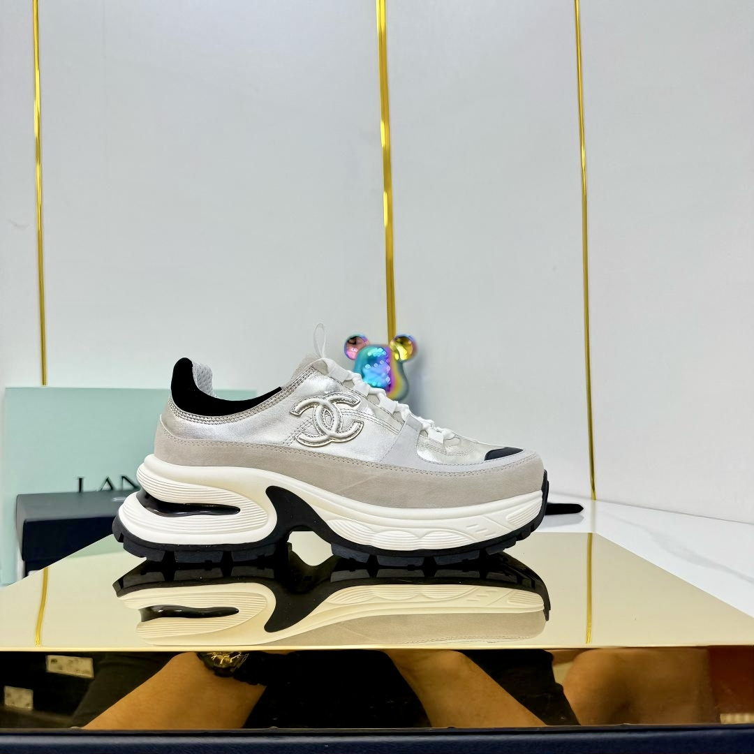 NO:415014,High quality!  !  !  Chanel Chanel Panda Shoes!  Top casual sports shoes for the 2025 counter This classic design; the upper is crafted and electric embroidered style; the sole is fashionable and sporty; it is an extraordinary variety of color matching elements... The diversified mix and match is very beautiful and versatile, casual, fashionable, sports, and outdoors can be taken into account... Go material The upper is made of original imported silk cowhide + original tarp + original top cowhide The inner part is made of original sheepli + net Outsole based on original TPU combination sole The counter is made of high-quality packaging for women 35–41, dad shoes, chanel, chanel, sneakers, cowhide19860909高品质！！！ Chanel香奈儿熊猫鞋！2025专柜顶级休闲款运动鞋 这款经典设计；鞋面多种工艺电绣的风格；大底却时尚运动；不平凡的拥入了多种配色元素…… 多元化混搭非常好看百搭,休闲,时尚,运动,户外都能兼顾…… Go 材料 鞋面采用 原版进口头层丝绸牛皮+原版防水布+原版头层牛皮 内里采用 原版羊里+网 大底根据 原版TPU组合大底 专柜精品包装全套女35–41,老爹鞋,chanel,chanel,sneakers,cowhide,Women's Shoes