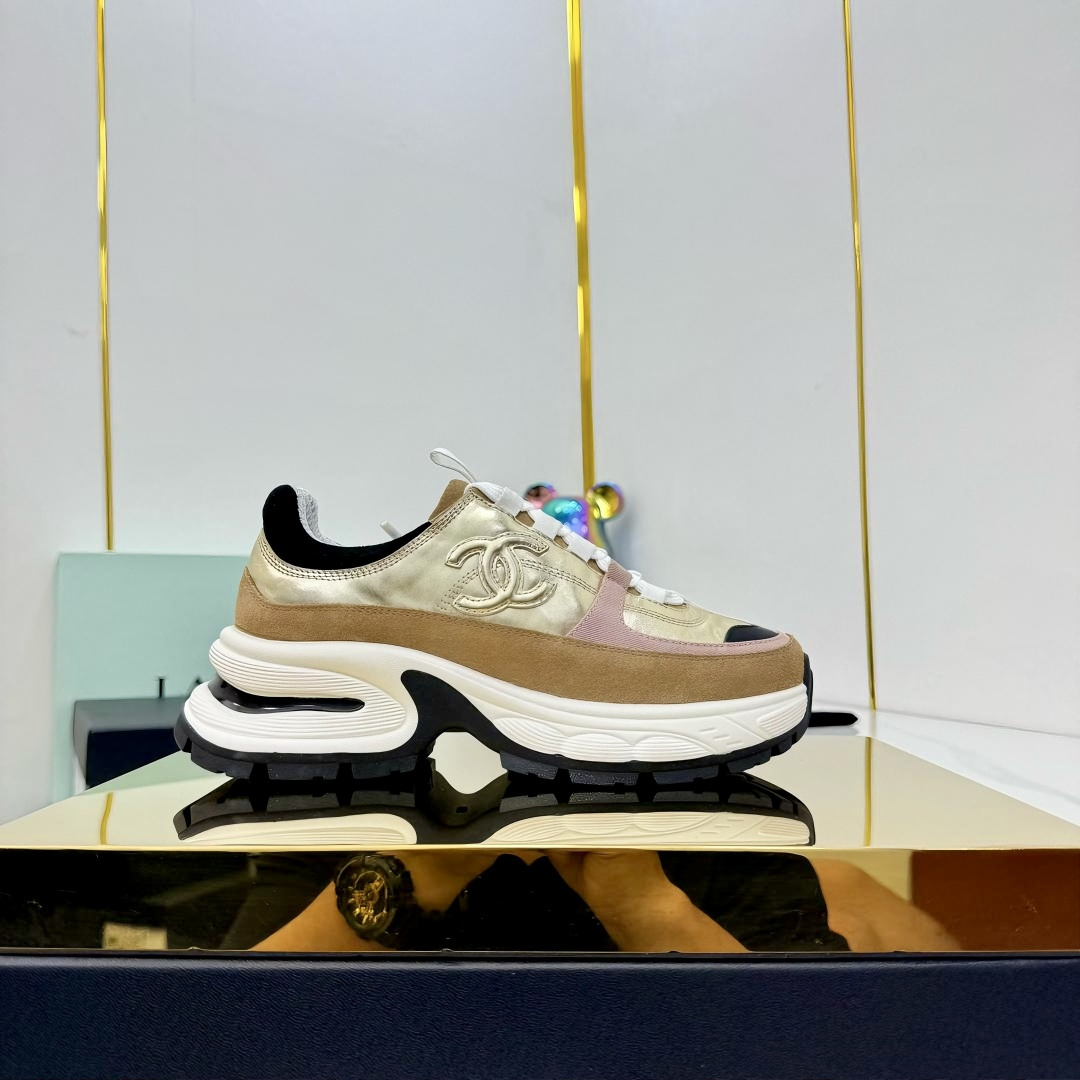 NO:415021,High quality!  !  !  Chanel Chanel Panda Shoes!  Top casual sports shoes for the 2025 counter This classic design; the upper is crafted and electric embroidered style; the sole is fashionable and sporty; it is an extraordinary variety of color matching elements... The diversified mix and match is very beautiful and versatile, casual, fashionable, sports, and outdoors can be taken into account... Go material The upper is made of original imported silk cowhide + original tarp + original top cowhide The inner part is made of original sheepli + net Outsole based on original TPU combination sole The counter is made of high-quality packaging for women 35–41, dad shoes, chanel, chanel, sneakers, cowhide19860909高品质！！！ Chanel香奈儿熊猫鞋！2025专柜顶级休闲款运动鞋 这款经典设计；鞋面多种工艺电绣的风格；大底却时尚运动；不平凡的拥入了多种配色元素…… 多元化混搭非常好看百搭,休闲,时尚,运动,户外都能兼顾…… Go 材料 鞋面采用 原版进口头层丝绸牛皮+原版防水布+原版头层牛皮 内里采用 原版羊里+网 大底根据 原版TPU组合大底 专柜精品包装全套女35–41,老爹鞋,chanel,chanel,sneakers,cowhide,Women's Shoes