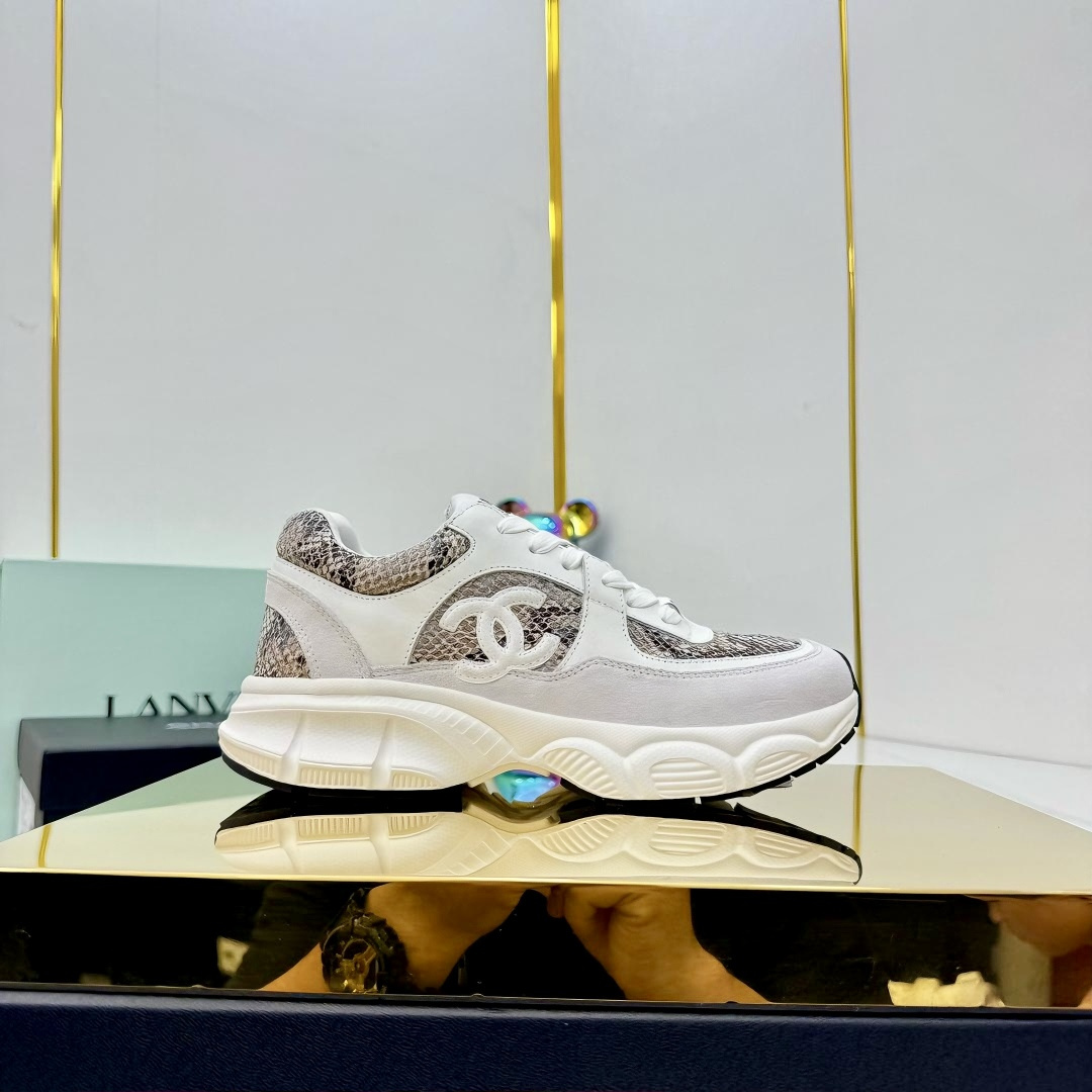 NO:415044,Chanel Chanel Panda Shoes!  Top casual sneakers for the 2025 counter This classic design; the upper is crafted and electric embroidered with various craftsmanship; the sole is fashionable and sporty; it is an extraordinary variety of color matching elements... The diversified mix and match is very beautiful and versatile, casual, fashionable, sports, and outdoors can be taken into account... Go material The upper uses original imported silk cowhide + original tarp + original head cowhide The inner uses original sheepli + net Outsole based on original TPU combination sole The counter is boutique packaging for women 35–41, casual shoes/sports shoes, chanel, chanel, sneakers, cowhide19860909Chanel香奈儿熊猫鞋！2025专柜顶级休闲款运动鞋 这款经典设计；鞋面多种工艺电绣的风格；大底却时尚运动；不平凡的拥入了多种配色元素…… 多元化混搭非常好看百搭,休闲,时尚,运动,户外都能兼顾…… Go 材料 鞋面采用 原版进口头层丝绸牛皮+原版防水布+原版头层牛皮 内里采用 原版羊里+网 大底根据 原版TPU组合大底 专柜精品包装全套女35–41,休闲鞋/运动鞋,chanel,chanel,sneakers,cowhide,Women's Shoes