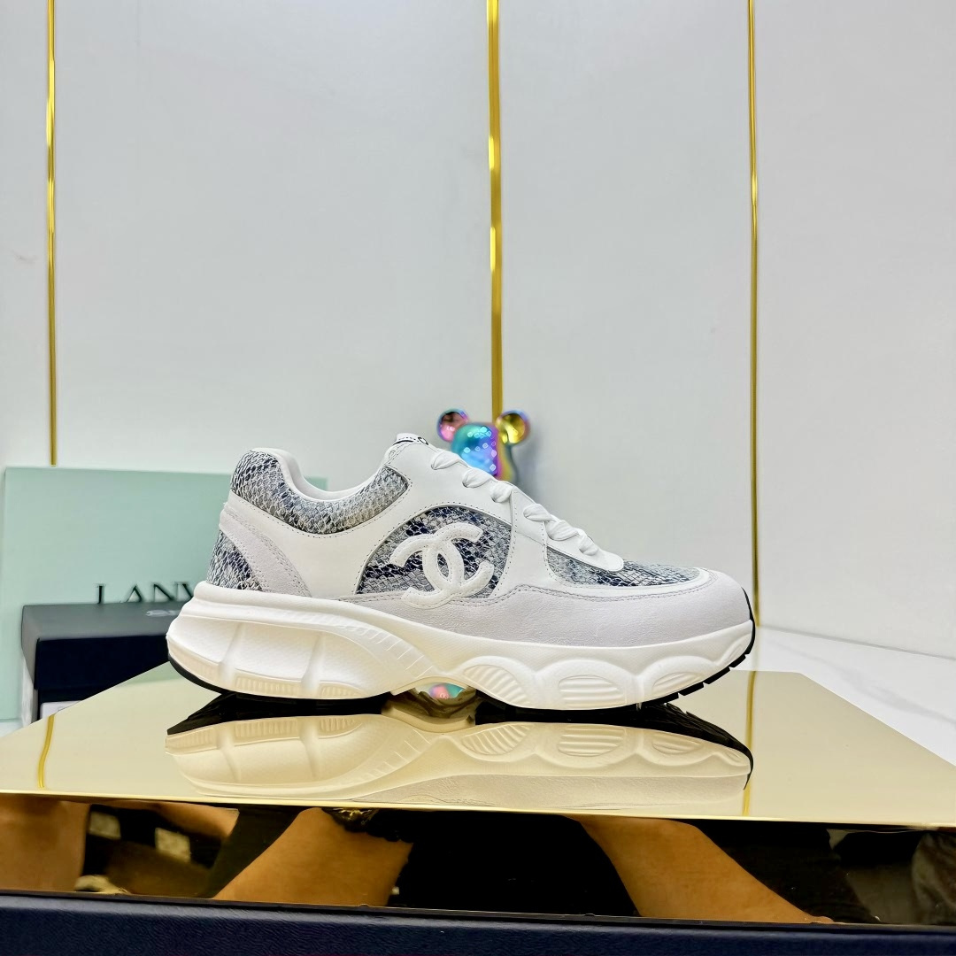 NO:415051,Chanel Chanel Panda Shoes!  Top casual sneakers for the 2025 counter This classic design; the upper is crafted and electric embroidered with various craftsmanship; the sole is fashionable and sporty; it is an extraordinary and has incorporated a variety of color matching elements... The diversified mix and match is very beautiful and versatile, casual, fashionable, sports, and outdoors can be taken into account... Go material The upper is made of original imported silk cowhide + original tarp + original head cowhide The inner part is made of original sheepli + net Outsole based on original TPU combination sole The counter is made of high-quality packaging for women 35–41, casual shoes/sports shoes, chanel, chanel, sneakers, cowhide19860909Chanel香奈儿熊猫鞋！2025专柜顶级休闲款运动鞋 这款经典设计；鞋面多种工艺电绣的风格；大底却时尚运动；不平凡的拥入了多种配色元素…… 多元化混搭非常好看百搭,休闲,时尚,运动,户外都能兼顾…… Go 材料 鞋面采用 原版进口头层丝绸牛皮+原版防水布+原版头层牛皮 内里采用 原版羊里+网 大底根据 原版TPU组合大底 专柜精品包装全套女35–41,休闲鞋/运动鞋,chanel,chanel,sneakers,cowhide,Women's Shoes