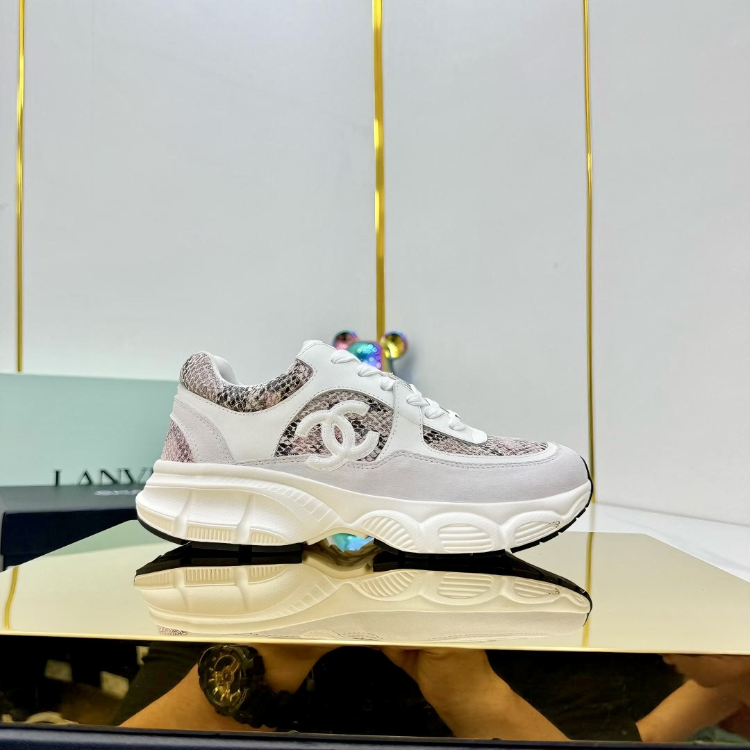 NO:415059,Chanel Chanel Panda Shoes!  Top casual sneakers for the 2025 counter This classic design; the upper is crafted and electric embroidered with various craftsmanship; the sole is fashionable and sporty; it is an extraordinary and has incorporated a variety of color matching elements... The diversified mix and match is very beautiful and versatile, casual, fashionable, sports, and outdoors can be taken into account... Go material The upper is made of original imported silk cowhide + original tarp + original head cowhide The inner part is made of original sheepli + net Outsole based on original TPU combination sole The counter is made of high-quality packaging for women 35–41, casual shoes/sports shoes, chanel, chanel, sneakers, cowhide19860909Chanel香奈儿熊猫鞋！2025专柜顶级休闲款运动鞋 这款经典设计；鞋面多种工艺电绣的风格；大底却时尚运动；不平凡的拥入了多种配色元素…… 多元化混搭非常好看百搭,休闲,时尚,运动,户外都能兼顾…… Go 材料 鞋面采用 原版进口头层丝绸牛皮+原版防水布+原版头层牛皮 内里采用 原版羊里+网 大底根据 原版TPU组合大底 专柜精品包装全套女35–41,休闲鞋/运动鞋,chanel,chanel,sneakers,cowhide,Women's Shoes