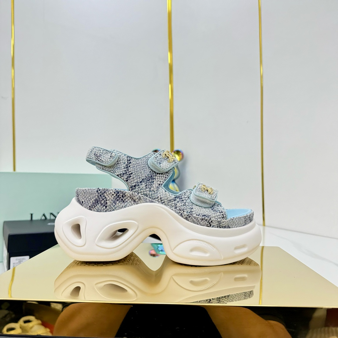 NO:414828,Top version... Chanel | Chanel Xiaoxiang Velcro Beach Slippers Slippers Casual Beach Shoes 25ss New Spring and Summer Style!  Beach shoes are booming on the entire network!  The latest model of the counter, I still want to buy it with my feet. Popular and popular products must be ranked. All four seasons of matching are invincible. Various bloggers and internet celebrity styles are all visible. Super recommended. Pearl sheepskin upper, inner sheepskin, footbed suede original mold opening TPU sole size35-40 (customized by 40, 41) Full set of original packaging, slippers, sandals, chanel, chanel, sandals, slippers, sheepskin19860909顶级版本…… Chanel｜香奈儿小香魔术贴沙滩拖鞋 拖鞋休闲沙滩鞋 25ss 春夏新款！沙滩鞋全网爆爆爆！专柜最新款,上脚依然让我心甘情愿剁手入,人气爆款必须得有它排名,四季搭配都无敌了,各种博主、网红范搭配尽显眼前,超级推荐 鞋面珠光羊皮面 内里羊皮,垫脚绒面革 原版开模TPU大底 size35-40（40、41定制） 全套原版包装,拖鞋凉鞋,chanel,chanel,sandals,slippers,sheepskin,Women's Shoes