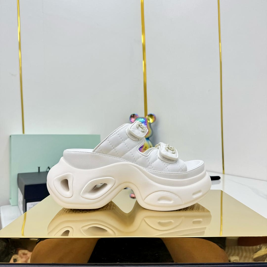 NO:415038,Top version... Chanel | Chanel Xiaoxiang Velcro Beach Slippers Slippers Casual Beach Shoes 25ss New Spring and Summer Style!  Beach shoes are booming on the entire network!  The latest model of the counter, I still want to buy it with my feet. Popular and popular products must be ranked. All four seasons of matching are invincible. Various bloggers and internet celebrity styles are all visible. Super recommended. Pearl sheepskin upper, inner sheepskin, footbed suede original mold opening TPU sole size35-40 (customized by 40, 41) Full set of original packaging, slippers, sandals, chanel, chanel, sandals, slippers, sheepskin19860909顶级版本…… Chanel｜香奈儿小香魔术贴沙滩拖鞋 拖鞋休闲沙滩鞋 25ss 春夏新款！沙滩鞋全网爆爆爆！专柜最新款,上脚依然让我心甘情愿剁手入,人气爆款必须得有它排名,四季搭配都无敌了,各种博主、网红范搭配尽显眼前,超级推荐 鞋面珠光羊皮面 内里羊皮,垫脚绒面革 原版开模TPU大底 size35-40（40、41定制） 全套原版包装,拖鞋凉鞋,chanel,chanel,sandals,slippers,sheepskin,Women's Shoes