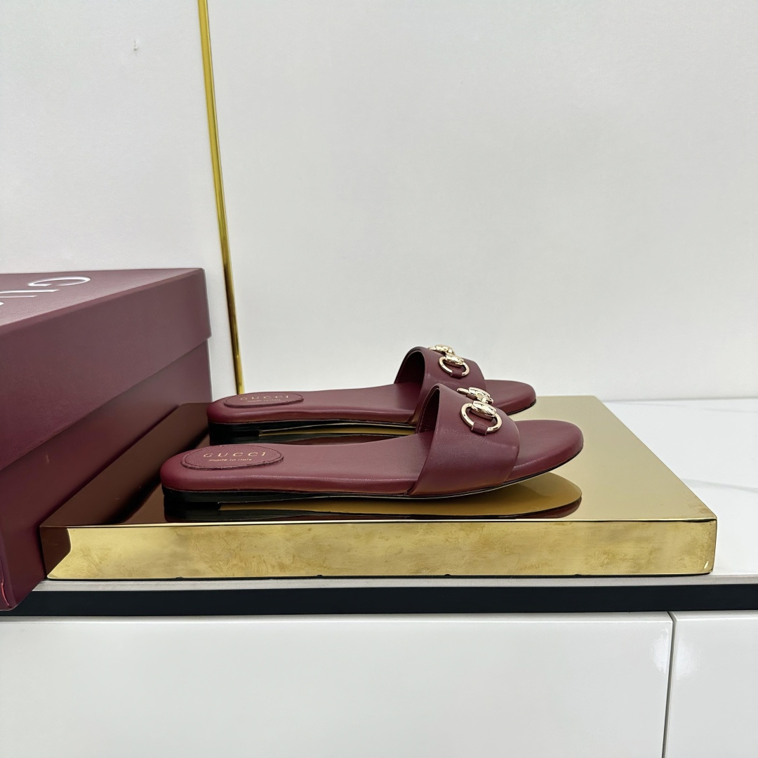 NO:904735,Top version (ordinary version) Gucci/Gucci classic presbyopic horsebit slippers. The most worth buying item in summer. Sandals with a high-end aura. Pair them with skirts and trousers for a casual and free look. It is essential for daily vacations!  The upper is made of original customized material, the lining is imported lambskin, and the Italian imported cowhide outsole Size35-39 (customized 40/41/42), slippers, gucci, gucci, sandals, slippers, skirts, cowhide, sheepskin19860909顶级版本（普通版本） Gucci/古驰经典老花马衔扣拖鞋 夏天最值得入手的单品 自带高级气场的凉鞋 搭配裙装裤装率性洒脱 日常度假都是必不可少！ 鞋面采用原版定制材质 内里垫脚进口小羊皮 意大利进口牛皮大底 Size35-39（40/41/42定制）,拖鞋,gucci,gucci,sandals,slippers,skirts,cowhide,sheepskin,Women's Shoes