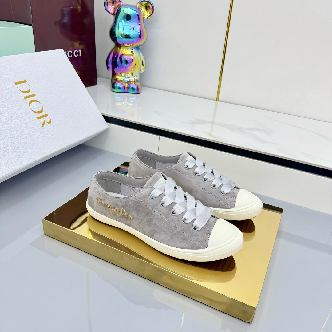 NO:421845,High-version. Original purchase and development Heavy industry model h or This Dior Vibe thick-soled shoes incorporates Dior's classic elements style low-top casual thick-soled trendy shoes and shoes. The side is decorated with the same color CD Diamond pattern canvas inserts. CD Logo styled two-color lucky star rubber soles, tongues and uppers are decorated with special details. Heavy industry canvas hand-teared cloth strips. This highlights the luxury of this shoe. Makes the styling more refined. Improves comfort and support. The thick sole is superior to the feet. Fashionable and versatile, which can add luster to various shapes. Original custom CD canvas inner lining original custom super soft breathable water dyed sheepskin inner lining original unmolded rubber two-color outsole thick 5CM configuration counter genuine original packaging  Size35-40 (41. Custom made), casual shoes/sports shoes, dior, dior, sneakers, sheepskin19860909高版本.原版购入开发 重工型h or 这款Dior Vibe迪奥厚底鞋融入 Dior 的经典元素风格低帮休闲厚底潮鞋板鞋单品 精心制作. 侧面饰以同色调 CD Diamond 图案帆布镶片. CD Logo 造型双色幸运星橡胶鞋底、鞋舌和鞋面均饰以特色细节. 重工型帆布手工手撕布丝条. 更彰显此鞋气质奢华. 令造型更加精致. 提升舒适感和支撑效果. 厚底搭配上脚高人一等. 时尚百搭,可为各式造型增光添彩 . 面料原版定制CD帆布 内里原版定制超级柔软透气水染羊皮内里 大底原版开模橡胶双色大底 底厚5CM 配置专柜正品原版包装 Size35一40（41.订做）,休闲鞋/运动鞋,dior,dior,sneakers,sheepskin,Women's Shoes