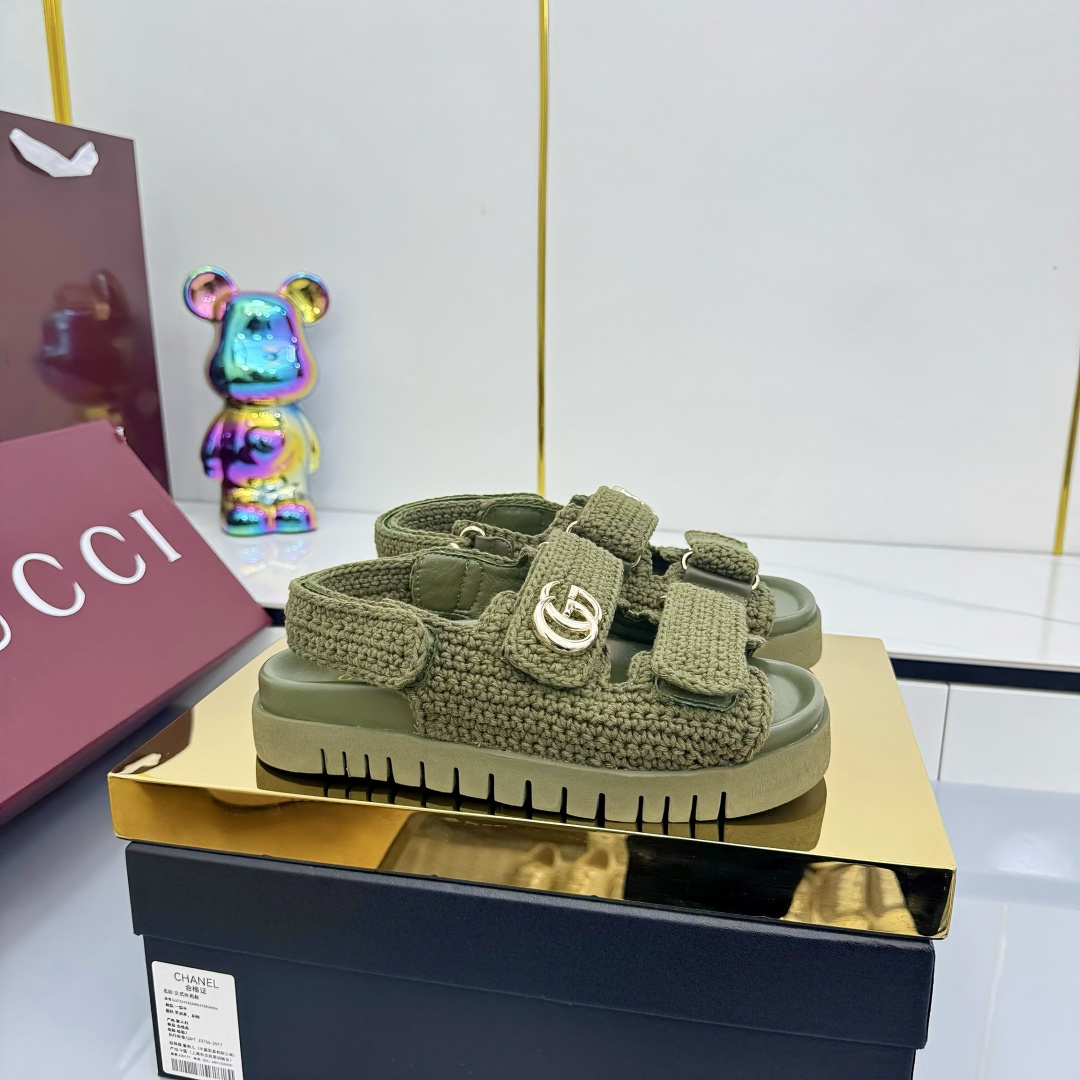 NO:446171,Guccl Double G Women's Velcro Knitted Cotton Sandals Gucci Modern Design Aesthetics explores a unique path of craftsmanship, cleverly blending the brand's classic elements and the beloved brand logo. This sandal embellishes the beloved double G styling accessories, injecting a low-key brand logo charm into the entire design, complementing the versatility of the magic tape. Gucci dark hook knitted cotton upper TPU non-slip sole... ZP open mold midsole footrest... Original metal buckle size 35-42 (41.42 custom-made non-return and exchange), sandals, gucci, sandals19860909Guccl双G女士魔术贴针织棉凉鞋 Gucci现代设计美学探索独特匠心之路,巧妙融合品牌经典元素与备受喜爱的品牌标识.这款凉鞋缀饰备受喜爱的双G造型配件,为整个设计注入一抹低调的品牌标识魅力,与魔术粘带的多功能性相得益彰. Gucci深色勾针织棉鞋面 TPU防滑大底…ZP开模中底垫脚…原版金属扣 码数35一42（41.42定做不退换）,凉鞋,gucci,sandals,Women's Shoes