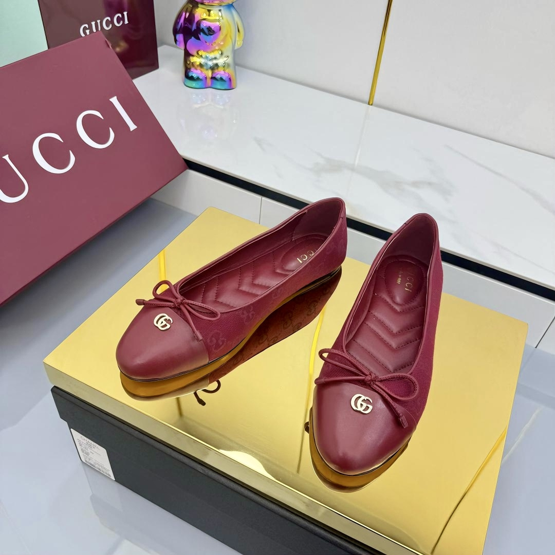 NO:446176,Gucci 25ss Spring and Summer New Bow Ballet Shoes Flat heel Diamond V-pattern embroidered insole ballet shoes bow small G-buckle new small round toe shoes classic exquisite elegant playful fashionable flat shoes high-quality sweet college style slippers fabric is made of original imported sheepskin/paper leather inner foot pad sheepskin outsole original customized Italian leather outsole Size35-40 (40 custom made no return or exchange), ballet shoes, gucci, flats, sheepskin, Leather soles19860909Gucci 古奇 25ss春夏新款 蝴蝶结 芭蕾舞鞋 平跟钻石V纹刺绣内底芭蕾鞋蝴蝶结小双G扣新款小圆头单鞋经典精致优雅俏皮时髦平底鞋高质感甜美学院风便鞋 面料采用原版进口羊皮/漆皮 内里垫脚羊皮 大底原版定制意大利真皮大底 Size35-40（40订做不退换）,芭蕾舞鞋,gucci,flats,sheepskin,Leather soles,Women's Shoes
