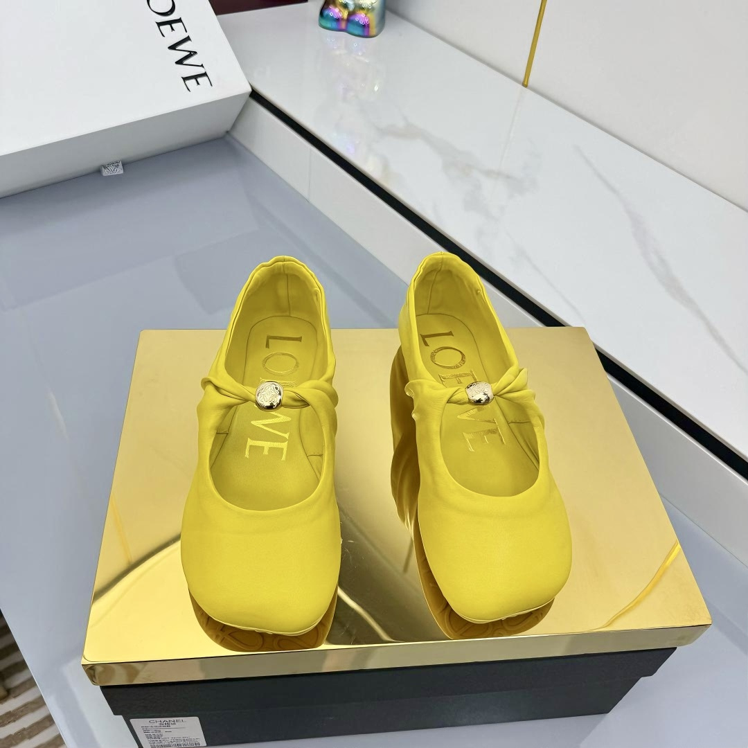 NO:545020,Loeve 【LOEVE】Summer Soft Napa Sheepskin Pebble Ballet Shoes This ballet shoes are made of soft Napa Sheepskin, equipped with elastic upper design to ensure a comfortable wearing experience, and are decorated with metal Pebble with Anagram engraved details and iconic floral toe boots*Pebble engraved Anagram* padded leather Midsole Anagram embossed rubber outsole Weld directly on the feet The foot feels as soft as stepping on the clouds, and you won’t be tired all day long Jio fashionable and versatile walking with a noble touch Color Black Off-white Oak Brown Dandelion Yellow Size 35-40, ballet shoes, loewe, loewe, sheepskin19860909罗意威【LOEVE】夏季新款 超柔软纳帕羊皮革pebble芭蕾舞鞋 这款芭蕾舞鞋采用柔软的纳帕羊皮革制成,配备弹性鞋面设计,确保舒适穿着体验,并点缀带有 Anagram 镌刻细节的金属 Pebble 和标志性花辦形鞋头*Pebble 镌刻 Anagram*加垫皮革 中底Anagram 压纹橡胶外底 直接把“松弛时髦感”焊在了脚上 上脚脚感像踩在云朵上一样柔软,暴走一整天也不会累jio时尚百搭 走路自带贵气 颜色黑色 米白色 橡木棕色 蒲公英黄色 码数35-40,芭蕾舞鞋,loewe,loewe,sheepskin,Women's Shoes