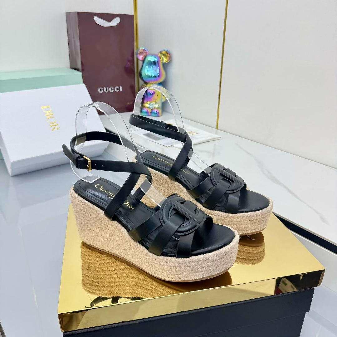 NO:537032,Higher version!  !  !  DIOR CHRONO 25ss high-end new sandals. Simple and super versatile. Perfect and luxurious to wear with spring and summer clothing. The feel of the feet is even more comfortable!  The original material is perfectly replicated. The original air-pressure logo cowhide upper. The cowhide inner. The original electroplated buckle. The original anti-slip heel outsole. The heel height is about 9.5cm. It is unique. It is full of details. It is finely crafted. It is worth owning. It is equipped with the original packaging of the counter!  3 colors. SIZE35--40 (41 can be customized), high heels sandals, dior, dior, sandals, high heels, cowhide19860909高版本！！！ DIOR CHRONO迪奥 25ss高版本新款凉鞋. 简约超级百搭. 上脚完美奢华可任意搭配春夏服饰. 脚感更是舒适！材质原版完美复刻.原版空压Logo牛皮鞋面.牛皮内里.原版电镀饰扣.原版防滑坡跟大底.跟高约9.5cm.别出心裁.细节满满.做工精细.值得拥有.配置专柜原版包装！3色入. SIZE35--40（41可订做）,高跟鞋凉鞋,dior,dior,sandals,high heels,cowhide,Women's Shoes