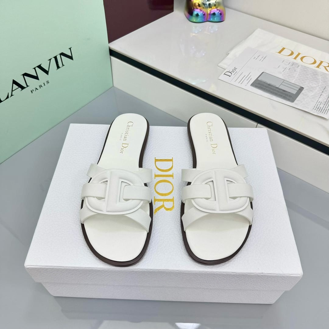 NO:537030,Genuine leather sole!  !  !  !  DIOR CHRONO 25ss high-end new sandals. Simple and super versatile. Perfect and luxurious to wear with spring and summer clothing. The feel of the feet is even more comfortable!  The original material is perfectly replicated. The original air-pressure logo cowhide upper. Cowhide inner. The original flat heel leather outsole!  Ingenious, full of details, fine workmanship, worth owning, and configured with the original packaging of the counter!  4 colors into. SIZE35--40 (41 can be customized), slippers, dior, dior, sandals, slippers, cowhide, Leather soles19860909真皮大底！！！！ DIOR CHRONO迪奥 25ss高版本新款凉鞋. 简约超级百搭. 上脚完美奢华可任意搭配春夏服饰. 脚感更是舒适！材质原版完美复刻.原版空压Logo牛皮鞋面.牛皮内里.原版平跟真皮大底！别出心裁.细节满满.做工精细.值得拥有.配置专柜原版包装！4色入. SIZE35--40（41可订做）,拖鞋,dior,dior,sandals,slippers,cowhide,Leather soles,Women's Shoes