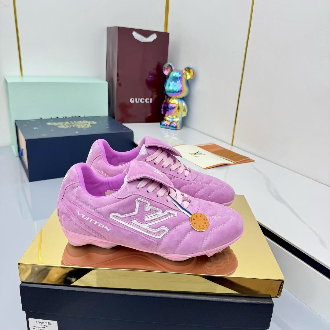 NO:439998,Top quality Louis Vuiton·Louis Vuiton New LV Trainer series board shoes basketball shoes casual sneakers This LV Trainer sneakers is a classic creativity inspired by designer Virgil Abloh by retro basketball shoes. This time, smooth cowhide leather and Monogram embossed grain cowhide leather, and then Monogram flowers embellish the rubber outsole to reflect the eye-catching jump in the integrated color!  Original imported fabric top layer sheep tendons, inner lining original custom sheepskin lining, original open mold double color TPU combination sole, the sole is about 3cm thick, size 35-40. Men's 38-46, casual shoes/sports shoes, louis vuitton, louis vuitton, louis vuitton, louis vuitton, sneakers, cowhide, sheepskin19860909顶级品质 Louis Vuiton·路易威登 新款 LV Trainer系列板鞋篮球鞋休闲运动鞋 此款LV Trainer运动鞋是由设计师Virgil Abloh由复古篮球鞋激发的经典创意,此次拼接光滑牛皮革和Monogram压纹粒面牛皮革,再以Monogram花卉点缀橡胶外底,映现一体色彩中的醒目跳跃！ 面料原版进口头层羊筋 内里原版定制羊皮里 鞋底原版开模双色TPU组合大底 底厚约3cm 码数女35-40.男38-46,休闲鞋/运动鞋,louis vuitton,louis vuitton,louis vuitton,sneakers,cowhide,sheepskin,Women's Shoes