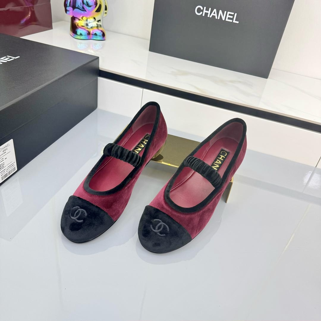 NO:438451,Suede CHANEL 25ss|Mary Zhen silk velvet small single shoes, versatile spring, summer and autumn, electric embroidered with double C logo embellishment. The wrapping ability on the feet is very good, the feet look slimming, the style is novel and fashionable, the craftsmanship is perfect, and the design feels really super exquisite!  Five colors available [Strong] High-quality sheepskin imported from fabric, high-quality sheepskin imported from inside, tiptoe, large-sole genuine leather and large-sole Sheepskin surface 2 colors available, size 35--39 (40 custom made without return or exchange), Mary Jane, Chanel, Mary jane, sheepskin, real silk, Leather soles19860909绒面 CHANEL小香 25ss|玛丽珍真丝丝绒小单鞋 春夏秋百搭款,鞋头电绣双C logo点缀. 上脚包裹性非常好,上脚显瘦,款式新颖时尚,工艺完美呈现,设计感真的是超级精致！五色可选[强] 面料进口优质羊皮 内里、踮脚进口优质羊皮 大底真皮大底 羊皮面2色可选 码数35---39（40定做不退换）,玛丽珍,chanel,mary jane,sheepskin,real silk,Leather soles,Women's Shoes