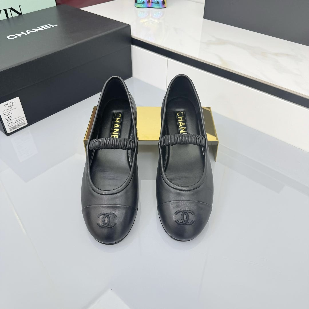 NO:438459,Leather CHANEL Xiaoxiang 25ss|Mary Zhen silk velvet small single shoes, versatile spring, summer and autumn, electric embroidered with double C logo embellishment. The wrapping ability on the feet is very good, the feet look slimming, the style is novel and fashionable, the craftsmanship is perfect, and the design feels really super exquisite!  Five colors available [Strong] High-quality sheepskin imported from fabric, high-quality sheepskin imported from inside, tiptoe, large-sole genuine leather and large-sole Sheepskin surface 2 colors available, size 35--39 (40 custom made without return or exchange), Mary Jane, Chanel, Mary jane, sheepskin, real silk, Leather soles19860909皮面 CHANEL小香 25ss|玛丽珍真丝丝绒小单鞋 春夏秋百搭款,鞋头电绣双C logo点缀. 上脚包裹性非常好,上脚显瘦,款式新颖时尚,工艺完美呈现,设计感真的是超级精致！五色可选[强] 面料进口优质羊皮 内里、踮脚进口优质羊皮 大底真皮大底 羊皮面2色可选 码数35---39（40定做不退换）,玛丽珍,chanel,mary jane,sheepskin,real silk,Leather soles,Women's Shoes