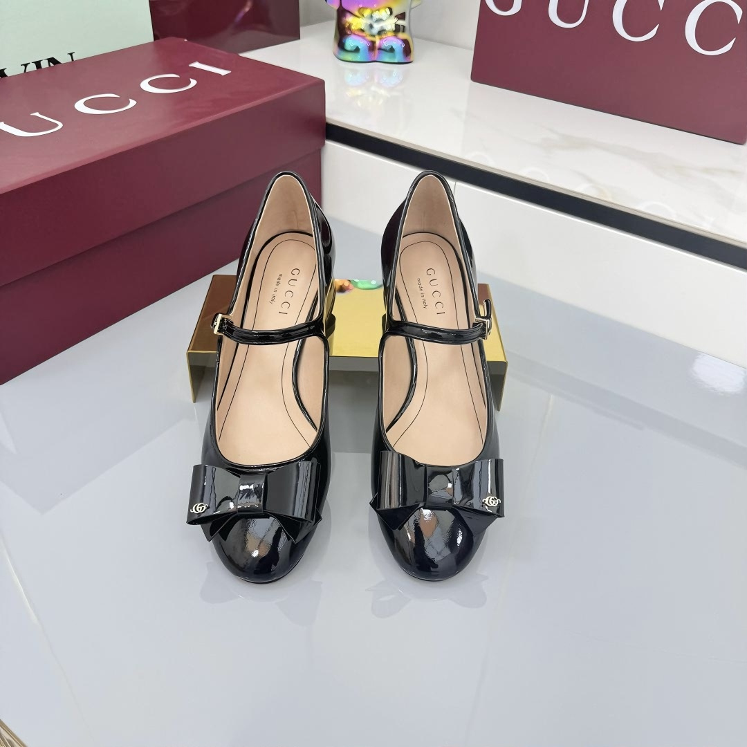 NO:446201,GuCC high-end boutique 2025 early autumn series new bow Mary Jane flat ballet shoes bow small pair G button new small round toe shoes classic exquisite elegant playful fashionable flat shoes high-quality sweet college style slippers original original single quality! Every detail has been carefully crafted, which can be matched with ZG, with the same quality!  This ballet flat shoes are crafted by glossy patent leather, embellished with the elegant bow details of the brand logo Double G, highlighting the exquisite design. The classic gallery is rejuvenated from a contemporary perspective, integrating Gucci classic elements, and showing the beautiful temperament. Original custom imported patent leather hardware Dongguan factory opens a mold double G buckle Inner / foot pad high-end custom sheepskin lining Heel high flat bottom Outsole Italian genuine leather sole Size 35-42 (40 41 42 custom made, no return and exchange) ●Italian creation Red full set of high-end original packaging, Mary Jane, gucci, mary jane, flats, sheepskin19860909GuCC高端精品 2025早秋系列新品蝴蝶结玛丽珍平底芭蕾鞋蝴蝶结小双G扣新款小圆头单鞋经典精致优雅俏皮时髦平底鞋高质感甜美学院风便鞋 原汁原味原单品质!每个细节皆经过精心细致打造,可与ZG对比如一,无二品质！ 这款芭蕾舞平底鞋采用光面漆皮匠心打造,点缀饰有品牌标志双G的优雅蝴蝶结细节,彰显精致设计.经典廊形经以当代视角焕新演泽,融蕴Gucci经典元素,彰显优美气质 面料原版定制进口漆皮 五金东莞大厂开模双G扣 内里／垫脚高端定制羊皮里 跟高平底 大底意大利真皮底 尺码35-42（40 41 42定做,不退换） ●意大利创作 红色全套高档原包装,玛丽珍,gucci,mary jane,flats,sheepskin,Women's Shoes