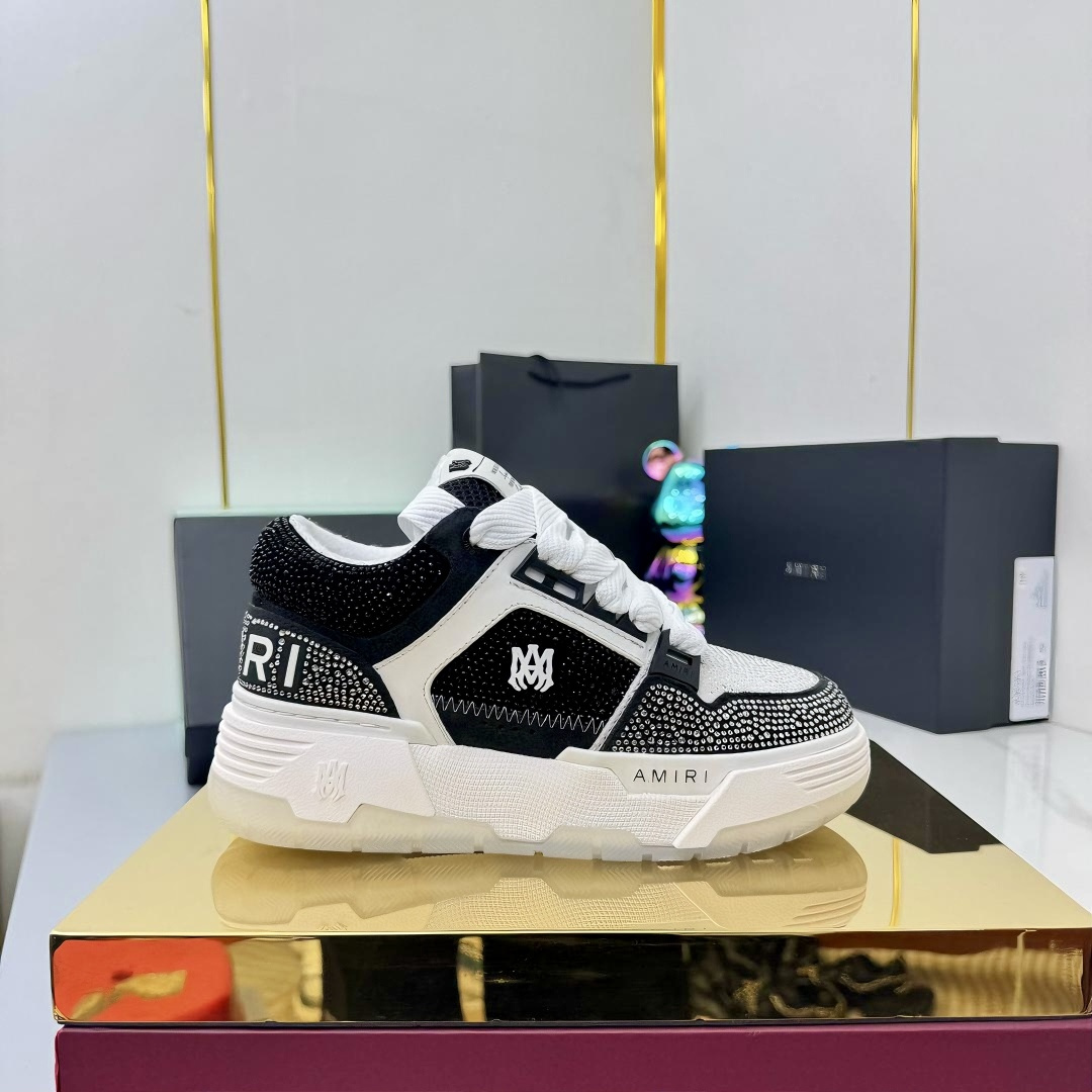 NO:442771,Top version Amiri Emir 2025 spring and summer new MA-1 bread shoes couple style casual sports shoes board shoes Amiri has abandoned the rock punk style in the new season and used a large number of unsaturated colors and Morandi tones, which will make people feel very physical and mentally happy whether you see or wear them. The big tongue of the bread shoes continues, shortening the length of the shoe body, thickening the midsole, and the toe part is rounder. Amiri's brand letters and MA logo appear on the side of the shoe body Fabric: Original custom imported toe layer cowhide + mesh Inner: Original custom breathable towel inside Outsole: Foam combination TPU material Sole thickness: 4CM size: Women's 35-40 / Men's 39-45, casual shoes/sports shoes, amiri, sneakers, cowhide19860909顶级版本 Amiri埃米尔2025春夏新款MA-1面包鞋 情侣款 休闲 运动鞋 板鞋 Amiri新一季放弃了摇滚朋克的风格,使用了大量不饱和色系,莫兰迪色调,无论是看到还是穿上,都是会让人非常身心愉悦 面包鞋的大鞋舌延续了下来,缩短了鞋身的长度,加厚了中底,鞋头部分更加圆润. Amiri的品牌字母和 MA标识出现在鞋身侧面 面料: 原版定制进口头层牛皮+网面 内里: 原版定制透气毛巾里 大底: 发泡组合TPU材质 底厚: 4CM size: 女款35-40 / 男款39-45,休闲鞋/运动鞋,amiri,sneakers,cowhide,Women's Shoes