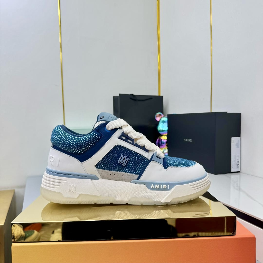 NO:442778,Top version Amiri Emir 2025 spring and summer new MA-1 bread shoes couple style casual sports shoes board shoes Amiri has abandoned the rock punk style in the new season and used a large number of unsaturated colors and Morandi tones, which will make people feel very physical and mentally happy whether you see or wear them. The big tongue of the bread shoes continues, shortening the length of the shoe body, thickening the midsole, and the toe part is rounder. Amiri's brand letters and MA logo appear on the side of the shoe body Fabric: Original custom imported toe layer cowhide + mesh Inner: Original custom breathable towel inside Outsole: Foam combination TPU material Sole thickness: 4CM size: Women's 35-40 / Men's 39-45, casual shoes/sports shoes, amiri, sneakers, cowhide19860909顶级版本 Amiri埃米尔2025春夏新款MA-1面包鞋 情侣款 休闲 运动鞋 板鞋 Amiri新一季放弃了摇滚朋克的风格,使用了大量不饱和色系,莫兰迪色调,无论是看到还是穿上,都是会让人非常身心愉悦 面包鞋的大鞋舌延续了下来,缩短了鞋身的长度,加厚了中底,鞋头部分更加圆润. Amiri的品牌字母和 MA标识出现在鞋身侧面 面料: 原版定制进口头层牛皮+网面 内里: 原版定制透气毛巾里 大底: 发泡组合TPU材质 底厚: 4CM size: 女款35-40 / 男款39-45,休闲鞋/运动鞋,amiri,sneakers,cowhide,Women's Shoes