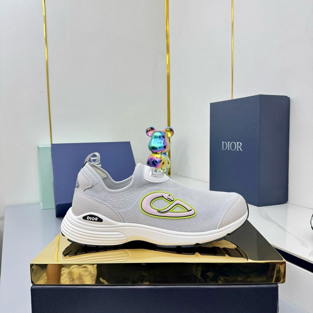 NO:439296,Men's Size 39-45 Dior Dad Shoes Show latest Star Series This Star Dad Dad Shoes is a new product in autumn 2024. It is rich in classic series with a fashionable retro style. It is carefully crafted and can be matched with casual styles throughout the year. The Dad Shoes-style shoe style shoe style, which conforms to the trend of the retro market, also indicates the model of this pair of shoes!  B uses delicate textured leather and mesh fabric materials to splice the shoe body, and there are conspicuous letter CDs on both sides of the shoe body to indicate the identity, and the shoe body outlines the details, making the shoe look less monotonous and retro three-dimensional!  Exquisite packaging for delivery counter, original custom leather fabric, imported breathable net, sole open mold, anti-slip sole, 3.5CM thick, men's size 38-45, casual shoes/sports shoes, dior, dior, sneakers, cowhide19860909男码男码39-45 Dior迪奥 老爹鞋 秀场最新Star系列 这款 Star 老爹运动鞋是二零二四秋季新品,以时髦复古风格丰富经典系列.精心制作,可全年与休闲造型搭配 顺应复古市场的趋势的 Dad Shoes风格鞋款鞋舌上r标志 也注明了这双鞋的型号！B运用了质感细腻的皮革和网眼布面材质拼接成鞋身,鞋身两侧有显眼的字母CD 表明身份,鞋身多处线条勾勒细节 让鞋子看起来不那么单调、复古立体感十足！配送专柜精美包装 面料原版定制牛皮 内里进口透气网里 鞋底开模防滑大底 底厚3.5CM 男码38-45,休闲鞋/运动鞋,dior,dior,sneakers,cowhide,Women's Shoes