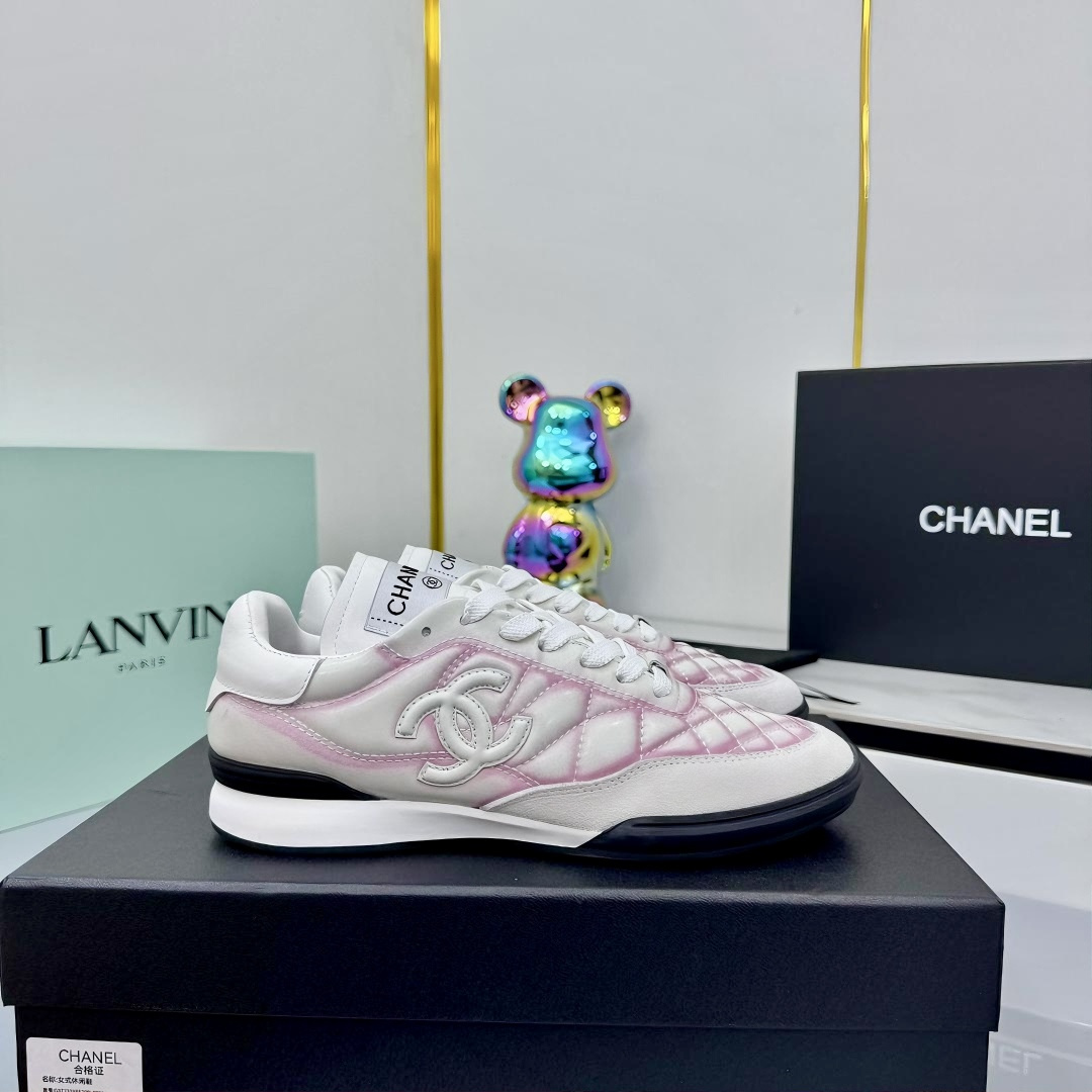 NO:439901,Top version Chanel Chanel - 2025 counter top casual sneakers. This classic design of sneakers; the upper is crafted and electric embroidered style; the sole is fashionable and sporty; it is an extraordinary variety of color matching elements... The diversified mix and match is very beautiful and versatile, casual, fashionable, sports, and outdoors can be taken into consideration... Go material The upper is made of original cowhide. The inner is made of original imported sheepskin. The sole is based on the original TPU combination sole. The counter is made of high-quality packaging for women. The full set of casual shoes/sports shoes, chanel, chanel, sneakers, cowhide, sheepskin19860909顶级版本 Chanel香奈儿——2025专柜顶级休闲款运动鞋 球鞋这款经典设计；鞋面多种工艺电绣的风格；大底却时尚运动；不平凡的拥入了多种配色元素…… 多元化混搭非常好看百搭,休闲,时尚,运动,户外都能兼顾…… Go 材料 鞋面采用 原版牛皮 内里采用 原版进口羊皮 大底根据 原版TPU组合大底 专柜精品包装全套女35–41,休闲鞋/运动鞋,chanel,chanel,sneakers,cowhide,sheepskin,Women's Shoes