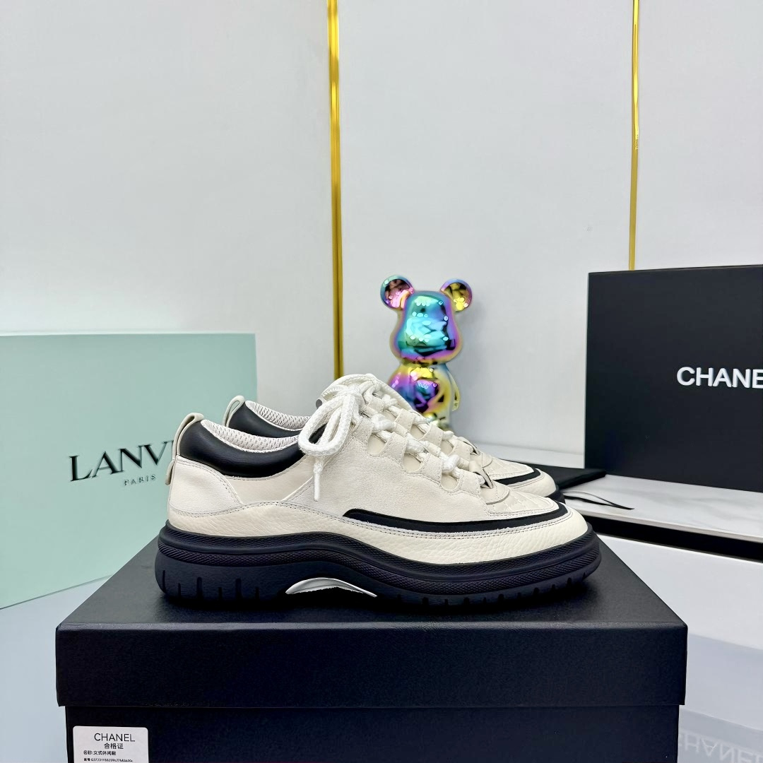 NO:439909,CHANEL 25C early autumn vacation new shoe style casual shoes A pair of comfortable shoes can reduce the fatigue of your feet. The new model is very versatile. Whether it is daily wear, sister gatherings, workplace commuting, outdoor sports and various occasions, it can be easily controlled to increase height and make your legs straight, modify your feet, comfortable and comfortable without scrubbing your feet, and you can also wear them in summer. You can also wear them with temperament and workplace lychee pattern cowhide + plaid pad to show sheepskin Original open mold rubber foamed sole!  size: 35-40 (41 custom made without return or replacement), casual shoes/sports shoes, chanel, sneakers, cowhide, sheepskin19860909CHANEL 25C早秋度假款新鞋型休闲鞋 一双舒适的鞋子能给自己减少脚下的劳累,新款Very 百搭 不管是日常穿搭,姐妹聚会 职场通勤,户外运动及各种场合都是可以轻松驾驭的增高显腿直、修饰脚型、舒服舒适不磨脚、透气性很好、夏天也可以穿哦、穿上气质拉满上班族也能轻松拥有 面料荔枝纹牛皮+格纹垫秀羊皮 原版开模橡胶发泡大底！ size: 35-40 (41定做不退不换),休闲鞋/运动鞋,chanel,sneakers,cowhide,sheepskin,Women's Shoes