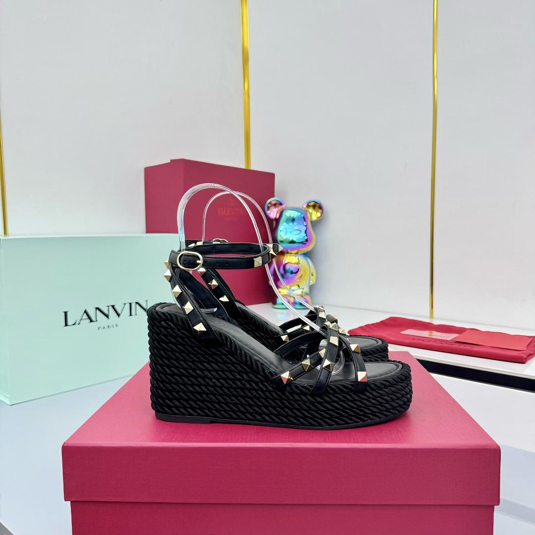 NO:442767,Valentino high-end new rivet rope braided wedge sandals. Simple and super versatile. It is perfect and luxurious to wear with spring and summer clothing. The foot feels even more comfortable!  The original material is perfectly replicated. The original decorative buckle is disassembled and unfolded. Cowhide surface. Cowhide inner lining. Electroplating rivet buckle. Original anti-slip rubber bottom. Three colors are in the same!  The height of gold heels is about 10cm. The front palm water platform is about 4cm. The original packaging of the counter is equipped!  SIZE35--40 (41 can be customized), high heels sandals, valentino, valentino, sandals, high heels, cowhide, gold19860909Valentino华伦天奴 高版本新款铆钉麻绳编织坡跟凉鞋. 简约超级百搭. 上脚完美奢华可任意搭配春夏服饰. 脚感更是舒适！ 材质原版完美复刻. 饰扣原版拆解开模. 牛皮面.牛皮内里. 电镀铆钉饰扣. 原版防滑橡胶大底. 三色同入！ 黄金跟高约10cm. 前掌水台约4cm. 配置专柜原版包装！ SIZE35--40（41可订做）,高跟鞋凉鞋,valentino,valentino,sandals,high heels,cowhide,gold,Women's Shoes