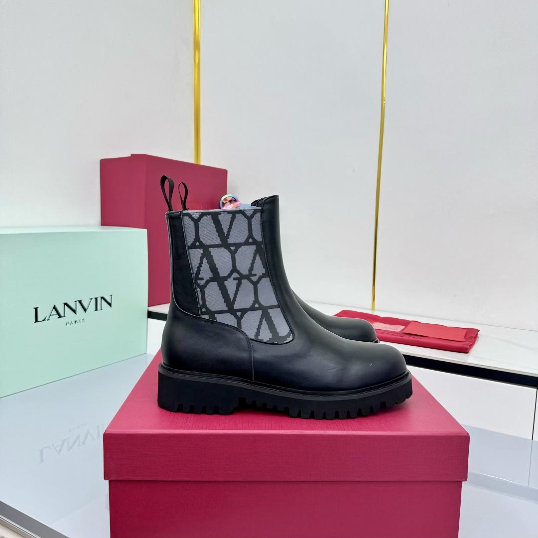 NO:446752,Valentino. The latest series of Valentino's counter V home fire rivets and studded metal element short boots. The feet are elegant and luxurious. The details are perfect. Exquisite and durable. You can match beautiful clothes in spring, summer, autumn and winter. Fabric: Original custom calf leather upper with metal electroplating brand exclusive rivet buckles without oxidation or fading. Original cowhide inner lining. Foot pad. Original open mold logo wear-resistant rubber combination sole. SIZE35-40. (41 can be customized without return and exchange) configuration counter original packaging!  ,boots,valentino,valentino,boots,cowhide19860909Valentino.华伦天奴专柜最新系列V家火铆爆钉金属元素短靴. 上脚大气奢华艳丽. 细节完美. 精致耐看. 可任意配搭春夏秋冬美丽服饰. 面料:原版定制小牛皮鞋面搭配金属电镀品牌专用绝不氧化不掉色溜金专属铆钉饰扣 . 原版牛皮内里.垫脚. 原版开模Logo耐磨绒橡胶组合大底.SIZE35一40.（41可订做不退换）配置专柜原版包装！,靴子,valentino,valentino,boots,cowhide,Women's Shoes