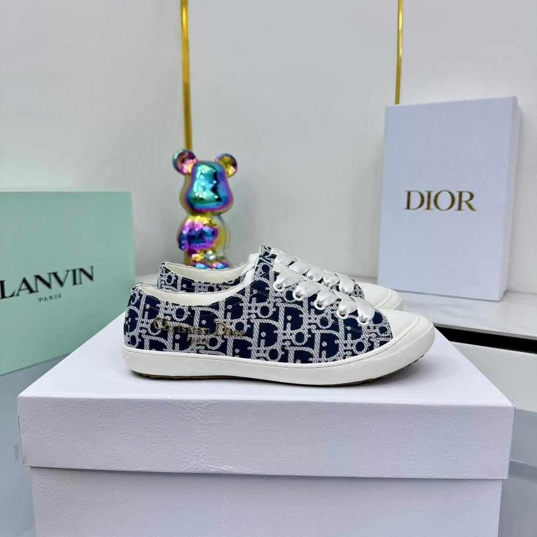 NO:442743,High-version. Original purchase and development Heavy industry model h or This Dior Vibe thick-soled shoes incorporates Dior's classic elements style low-top casual thick-soled trendy shoes and shoes are carefully crafted. The sides are decorated with the same color CD Diamond pattern canvas inserts. CD Logo styled two-color lucky star rubber soles, tongues and uppers are decorated with special details. Heavy industry canvas hand-teared cloth strips. This highlights the luxury of this shoe. Makes the style more refined. Improves comfort and support. The thick sole is superior to the feet. Fashionable and versatile, which can add luster to various shapes. Original custom CD canvas inner lining original custom super soft breathable water dyed sheepskin inner lining original unmolded rubber two-color outsole thick 5CM configuration counter genuine original packaging  Size35-40 (41. Custom made), casual shoes/sports shoes, dior, dior, sneakers, sheepskin19860909高版本.原版购入开发 重工型h or 这款Dior Vibe迪奥厚底鞋融入 Dior 的经典元素风格低帮休闲厚底潮鞋板鞋单品 精心制作. 侧面饰以同色调 CD Diamond 图案帆布镶片. CD Logo 造型双色幸运星橡胶鞋底、鞋舌和鞋面均饰以特色细节. 重工型帆布手工手撕布丝条. 更彰显此鞋气质奢华. 令造型更加精致. 提升舒适感和支撑效果. 厚底搭配上脚高人一等. 时尚百搭,可为各式造型增光添彩 . 面料原版定制CD帆布 内里原版定制超级柔软透气水染羊皮内里 大底原版开模橡胶双色大底 底厚5CM 配置专柜正品原版包装 Size35一40（41.订做）,休闲鞋/运动鞋,dior,dior,sneakers,sheepskin,Women's Shoes