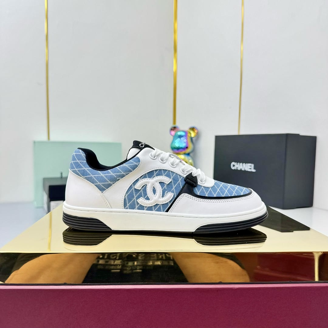 NO:443059,High quality!  !  !  CHANEL 25A's latest thick-soled casual sneakers. The counter is synchronized. The counter is very popular. A very difficult-to-buy shoe. The most popular thick-soled casual sneakers on the entire network. You can imagine that Xiaoxiangguan cannot miss it. The appearance and comfort coexist. Simple and versatile. The thick-soled height is super versatile. Whoever wears it with her eyes closed is good. The upper is cowhide. The inner breathable mesh and brisket. The original outsole of TPU. Size: 35-41, casual shoes/sports shoes, chanel, chanel, sneakers, cowhide19860909高品质！！！ CHANEL香奈儿25A最新款厚底休闲运动鞋 专柜同步 专柜非常火爆 非常难买的一款鞋 全网最火的厚底休闲鞋 可想而知小香控不可错过的 颜值与舒适并存的 简约百搭 厚底增高超级百搭,闭眼入谁穿谁好看 鞋面牛皮拼接 内里透气网布里 大底TPU原版大底 码数:35-41,休闲鞋/运动鞋,chanel,chanel,sneakers,cowhide,Women's Shoes