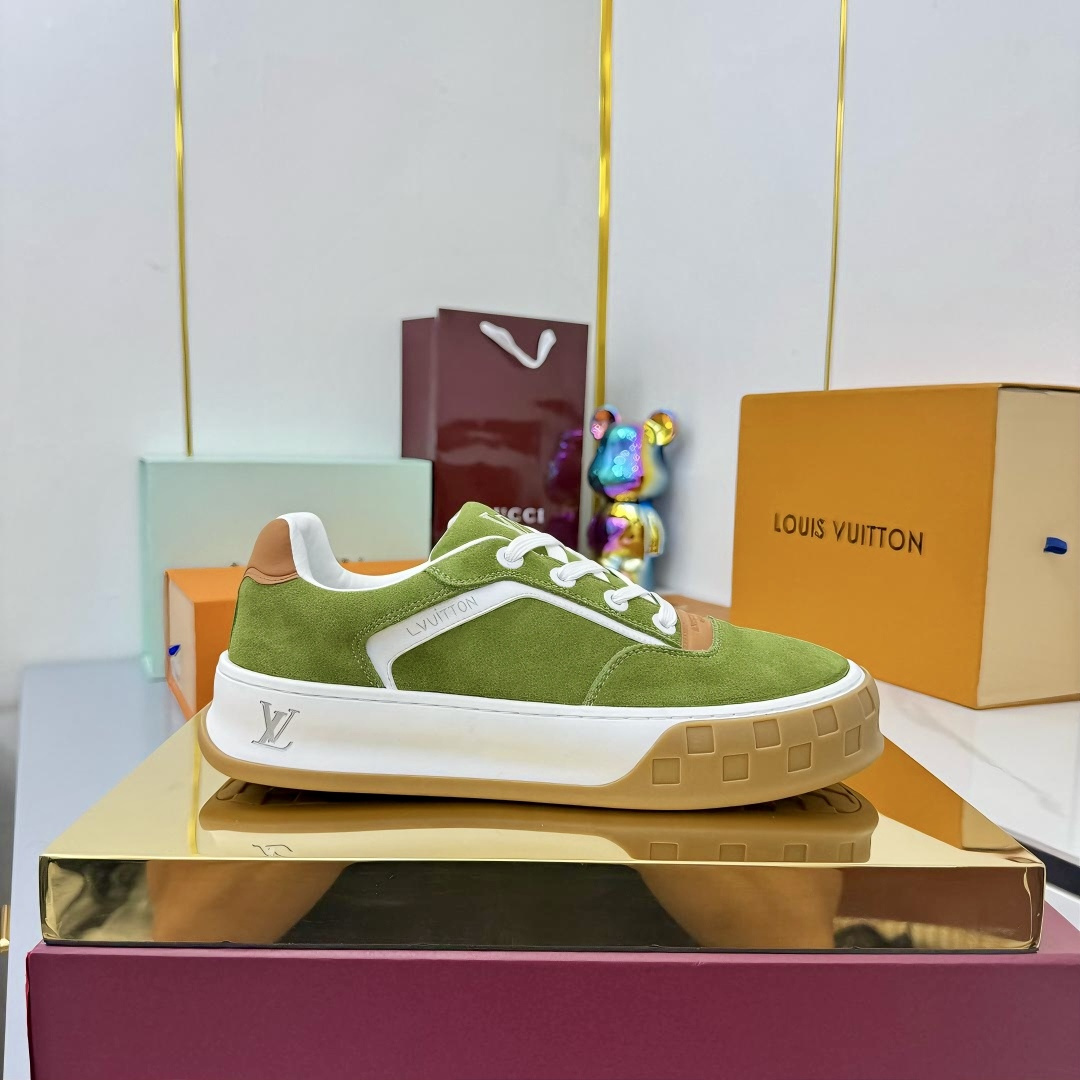 NO:442737,Top version LV-Louis Vuitton-Classic Show new model, empty glue craftsmanship·Original 11 development replica!  !  Very comfortable to put on the foot, luxurious materials, fine workmanship, midsole printed with English letters made in Europe, the upper is spliced ​​by calfskin imported from Italy, with brand logo and signature on the side, the latest latex footbed mesh inner lining, the foot feels super comfortable. Original special supply of original two-color TPU combination sole. Packing process Goodyear stitching and locking edge Fabric: exclusive custom top layer cowhide Accessories: Exclusive private mold Vuitton logo, inner lining: custom silky mesh inner lining - top layer silk cowhide inner lining Outsole: TPU combination sole wear-resistant, non-slip and yellow footbed footbed: new latex pad-mesh sweat-absorbing counter technology: full computer needle car pull wire toe back cover hot and cold set Full set of pull-up sleeve mid-low logo pattern Size 39-45, casual shoes/sports shoes, louis vuitton, louis  vuitton,sneakers,cowhide19860909顶级版本 LV-路易威登-经典走秀新款 空胶工艺·原版11开发复刻！！上脚非常舒适 奢侈用料,做工精细,中底印有欧洲制造英文字母 鞋面由意大利进口小牛皮拼接,侧边饰有品牌LOGO标志及签名,最新乳胶垫脚网布内里,脚感超舒适.原厂特供原版双色TPU组合大底.套包工艺 固特异缝合锁边 面料:独家定制头层牛皮 配件:独家私模Vuitton 标识, 内里:定制丝滑网里-头层丝绸牛皮内里 大底:TPU组合大底耐磨防滑防黄 垫脚:新款乳胶垫-网纱吸汗 专柜工艺:全电脑针车拉线 鞋头 后套 冷热定型 全套拉帮套楦中低logo花纹 码数39-45,休闲鞋/运动鞋,louis vuitton,louis vuitton,sneakers,cowhide,Women's Shoes