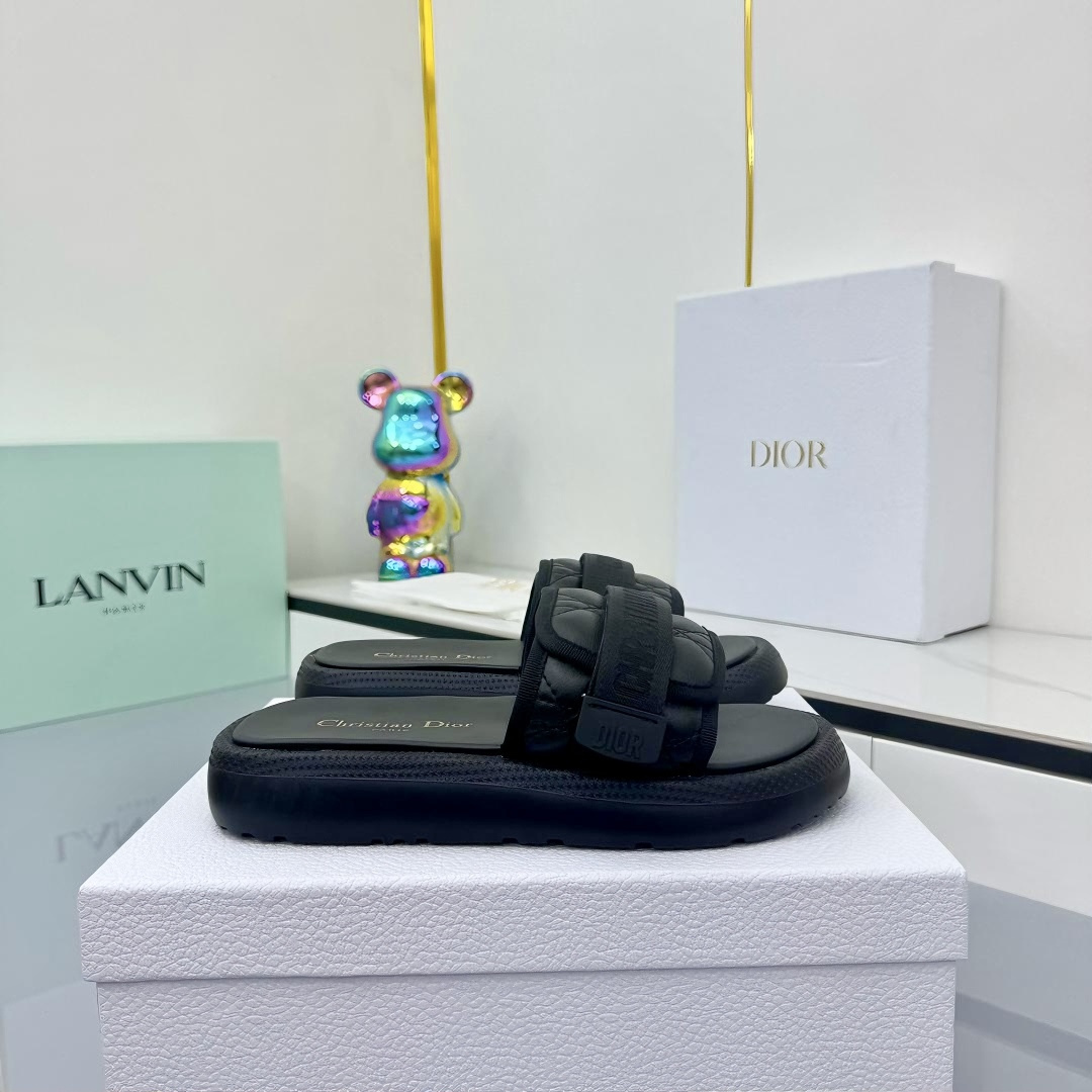 NO:442731,Dio*25 new thick-soled slippers are super lightweight and comfortable, with a cloud-like foot feeling. Imported original fabric, glue-pressing injection molding process!  Original mold TPU bottom!  Size35-40 (41 custom made), slippers, dior, slippers19860909Dio*25新款厚底拖鞋 超级轻便舒适 云朵般的脚感. 面进口原版布料,压胶注塑工艺！ 原版模具TPU大底！ Size35-40（41定做）,拖鞋,dior,slippers,Women's Shoes