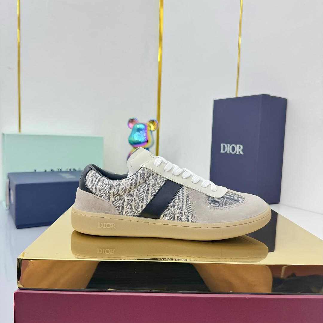 NO:446245,DIOR CHRONO DIO High-version. Original development of new TPU film super light and extremely soft combination sole. Sports style...sports shoes... dad shoes... super beautiful and amazing... celebrities and internet celebrities from all walks of life are putting on them... dazzling logos are classic and versatile all seasons... painting style sneakers that you can fall in love with at a glance; mix and match mesh painting art materials. CD logo outlined by thin lines on the side is unique. Full of details... The quality is completely consistent with the counter. The configuration of the original packaging of the counter. SIZE35-40 (41 can be customized), casual shoes/sports shoes, dior, dior, sneakers19860909DIOR CHRONO 迪奥高版本. 原版开发全新TPU吸膜超轻极软组合大底. 运动风格…运动鞋..老爹鞋.. 上脚超美超赞..各路明星网红纷纷上脚..耀眼logo经典百搭四季皆宜..一眼就能爱上的绘画风格运动鞋；网面绘画艺术材质的混搭.侧面细线勾勒的CD logo别出心栽..细节满满… 品质完全与专柜一致..配置专柜原版包装. SIZE35-40（41可订做）,休闲鞋/运动鞋,dior,dior,sneakers,Women's Shoes